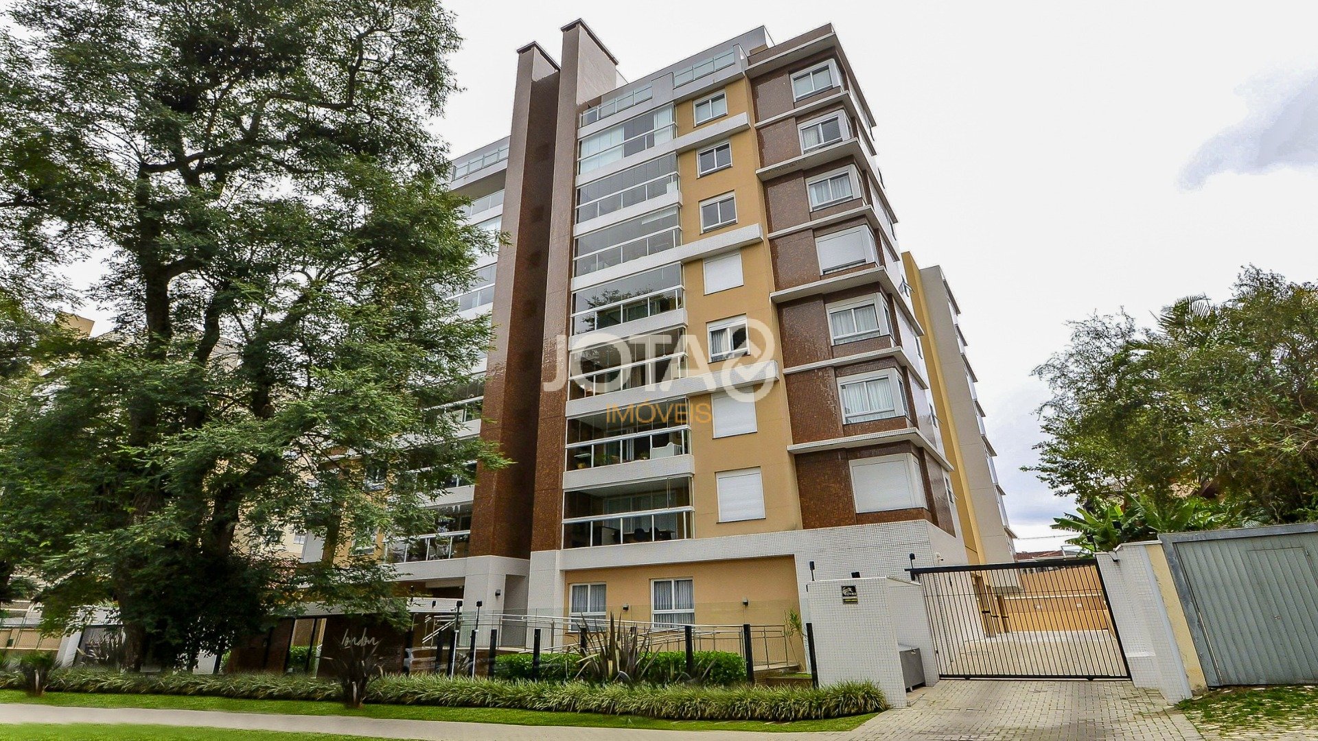 APARTAMENTO 3 SUÍTES E 3 VAGAS - PORTEIRA FECHADA