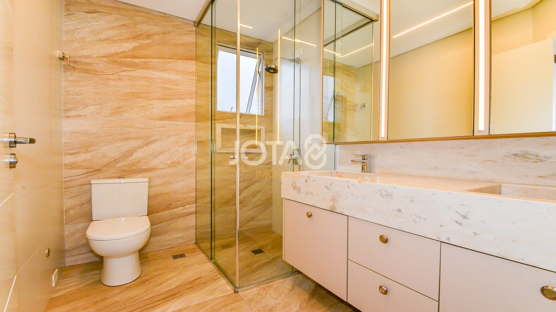 APARTAMENTO 3 SUÍTES E 3 VAGAS - PORTEIRA FECHADA