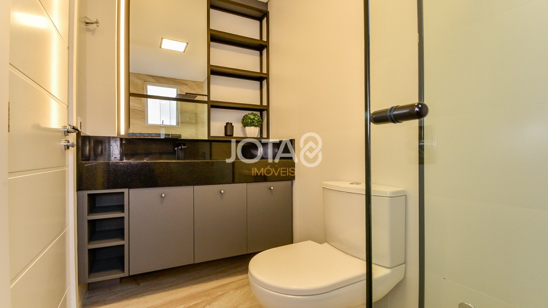 APARTAMENTO 3 SUÍTES E 3 VAGAS - PORTEIRA FECHADA