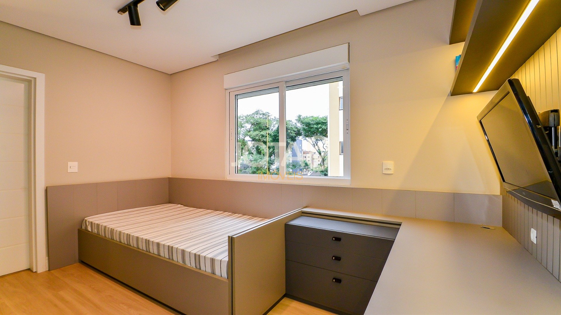 APARTAMENTO 3 SUÍTES E 3 VAGAS - PORTEIRA FECHADA