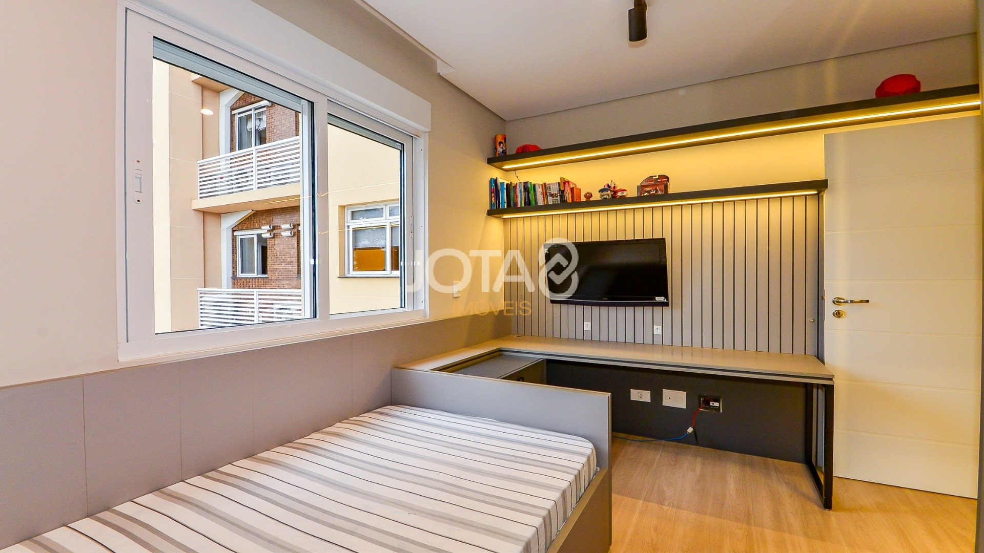 APARTAMENTO 3 SUÍTES E 3 VAGAS - PORTEIRA FECHADA