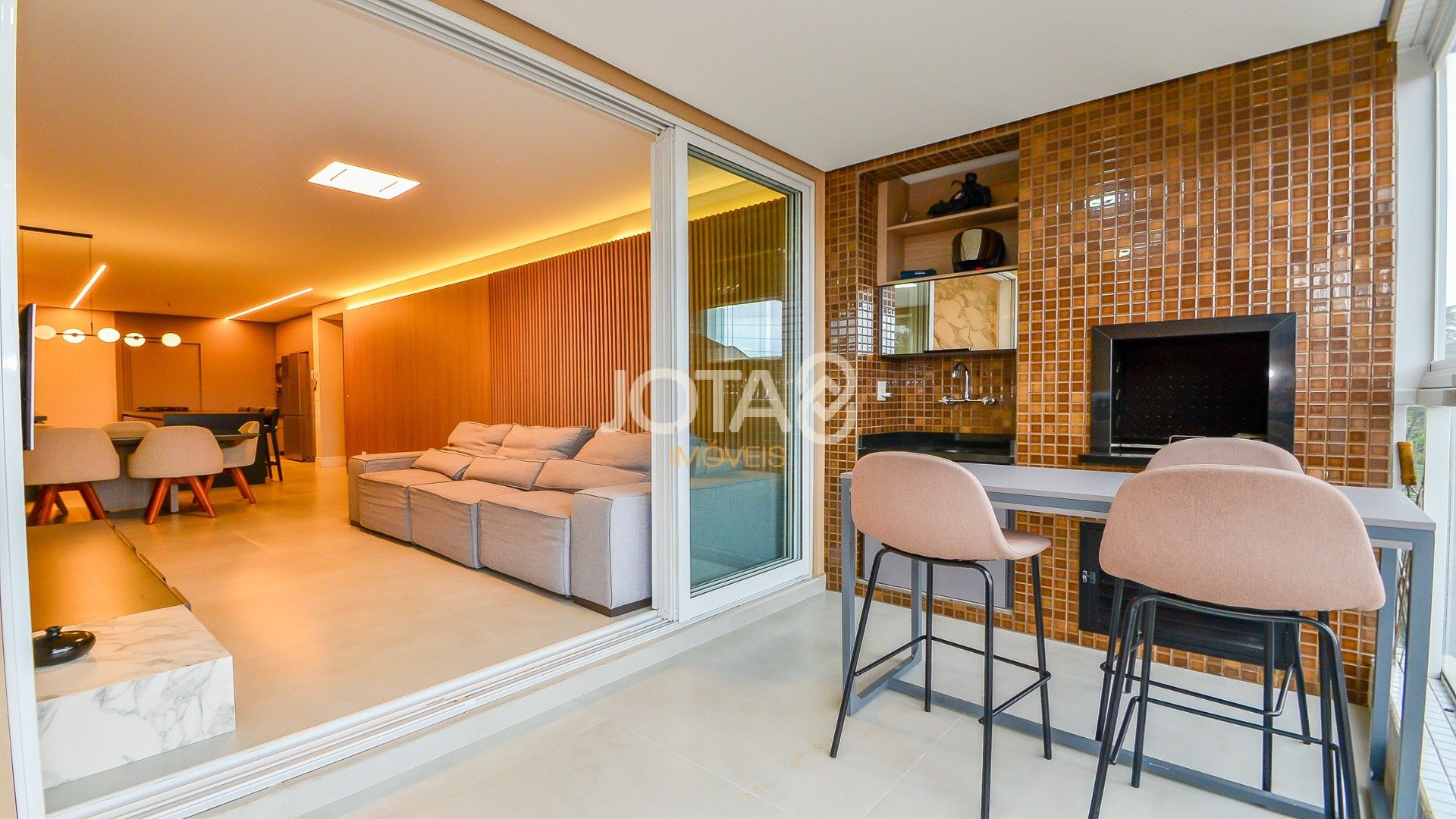 APARTAMENTO 3 SUÍTES E 3 VAGAS - PORTEIRA FECHADA