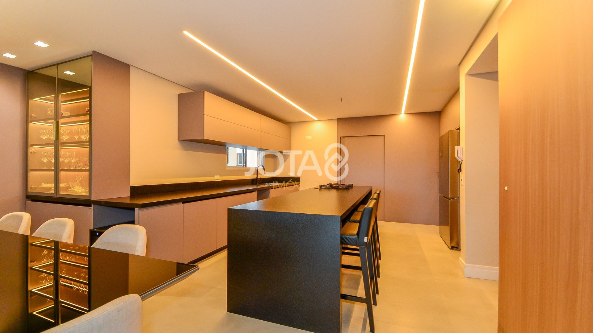 APARTAMENTO 3 SUÍTES E 3 VAGAS - PORTEIRA FECHADA