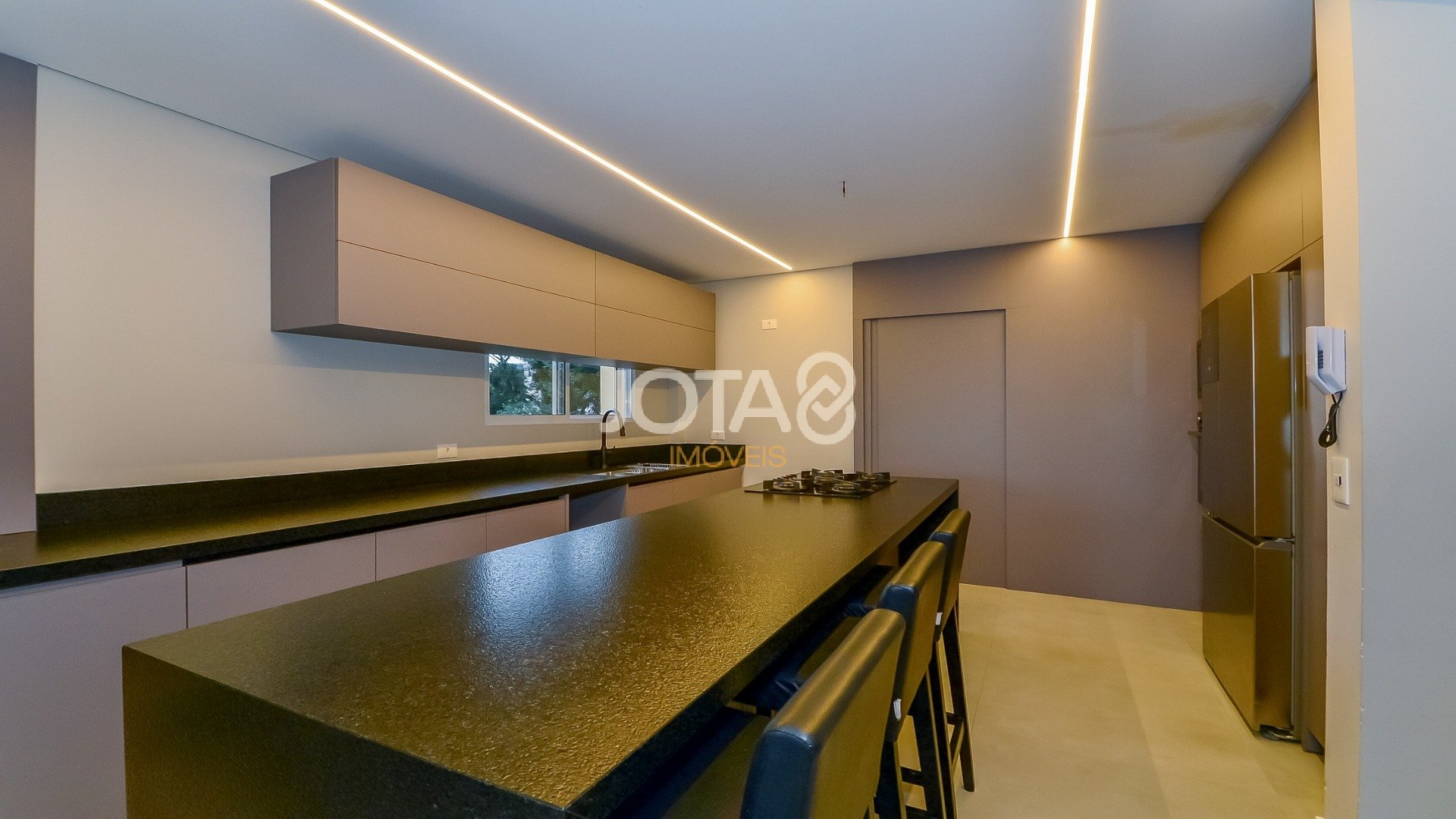 APARTAMENTO 3 SUÍTES E 3 VAGAS - PORTEIRA FECHADA