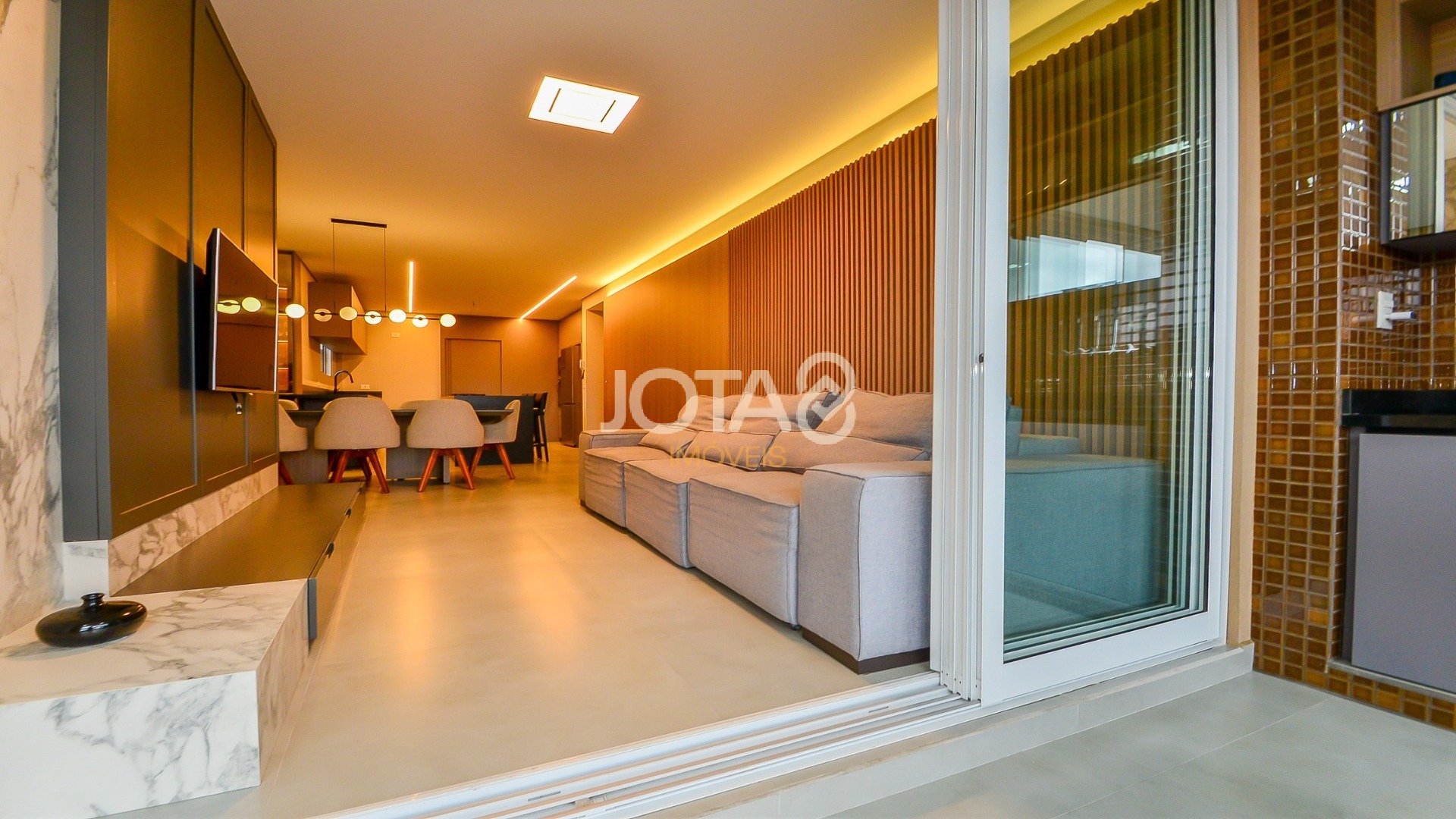 APARTAMENTO 3 SUÍTES E 3 VAGAS - PORTEIRA FECHADA