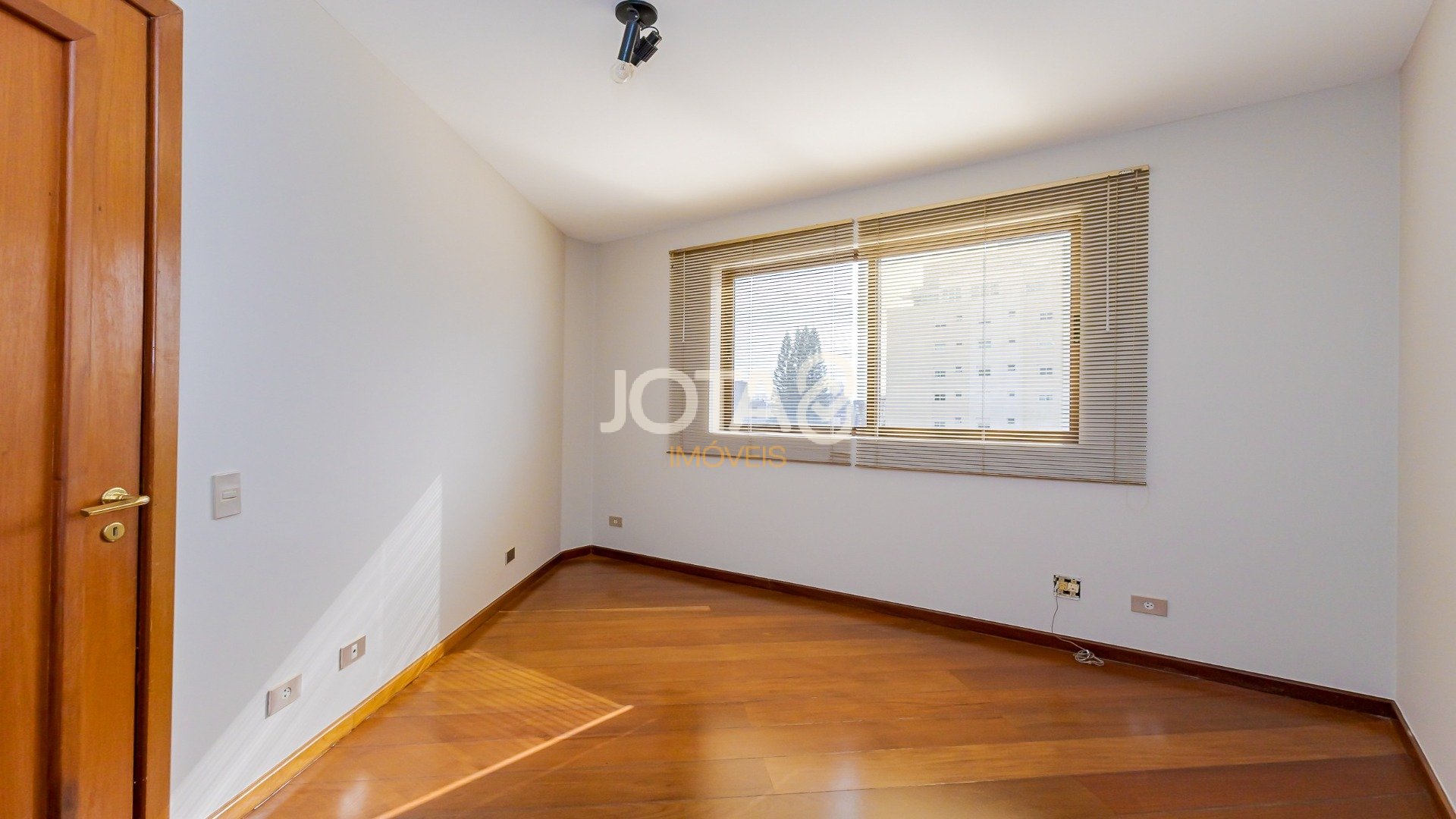 APARTAMENTO COM 4 QUARTOS NO BATEL
