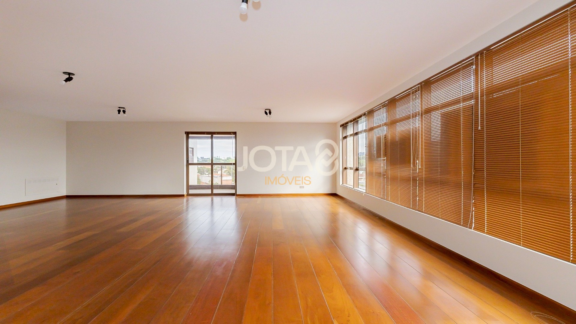 APARTAMENTO COM 4 QUARTOS NO BATEL