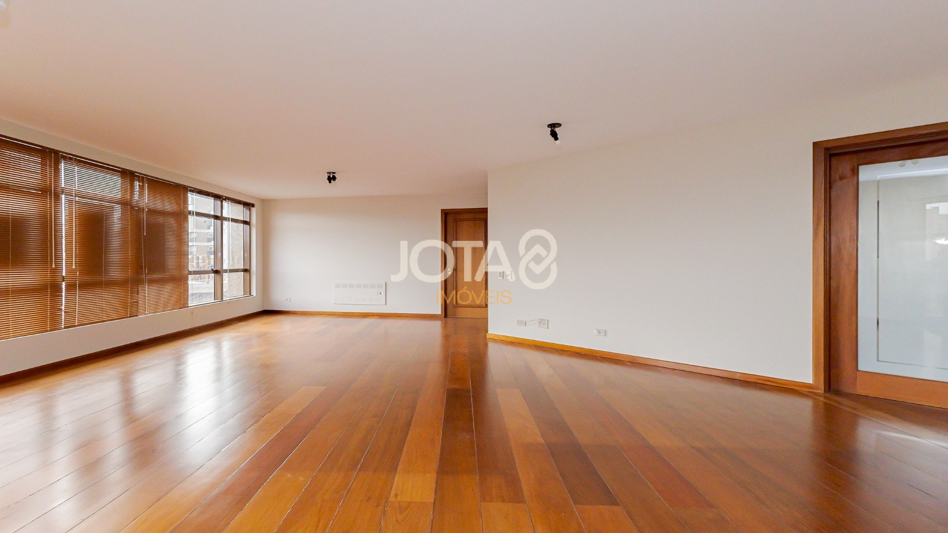 APARTAMENTO COM 4 QUARTOS NO BATEL