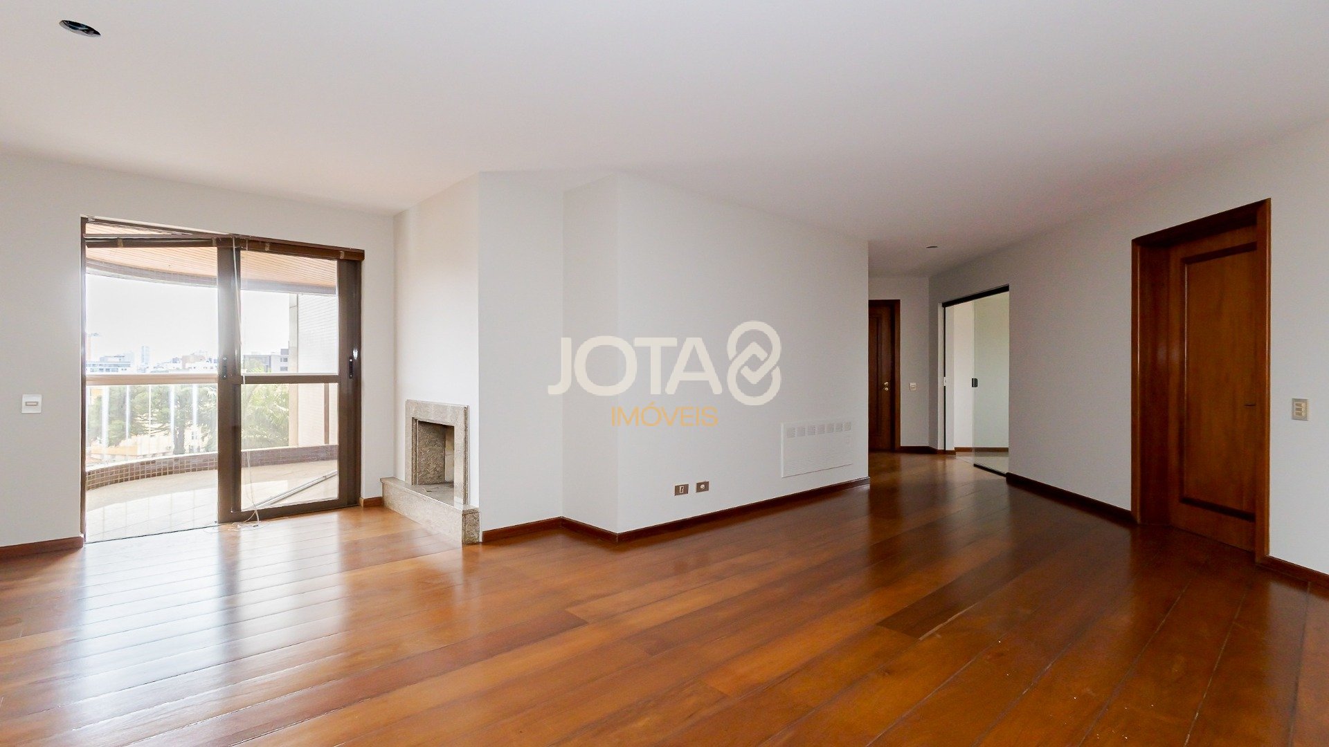 APARTAMENTO COM 4 QUARTOS NO BATEL