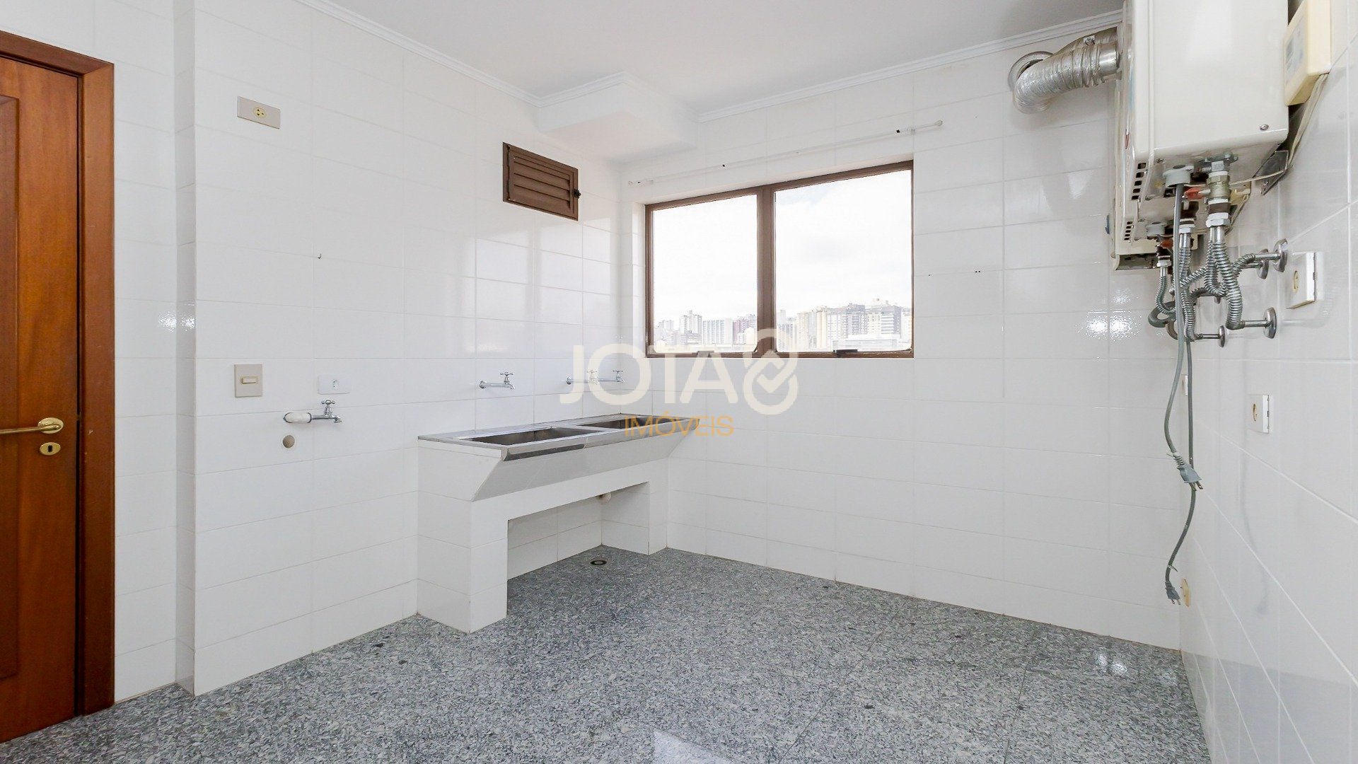 APARTAMENTO COM 4 QUARTOS NO BATEL