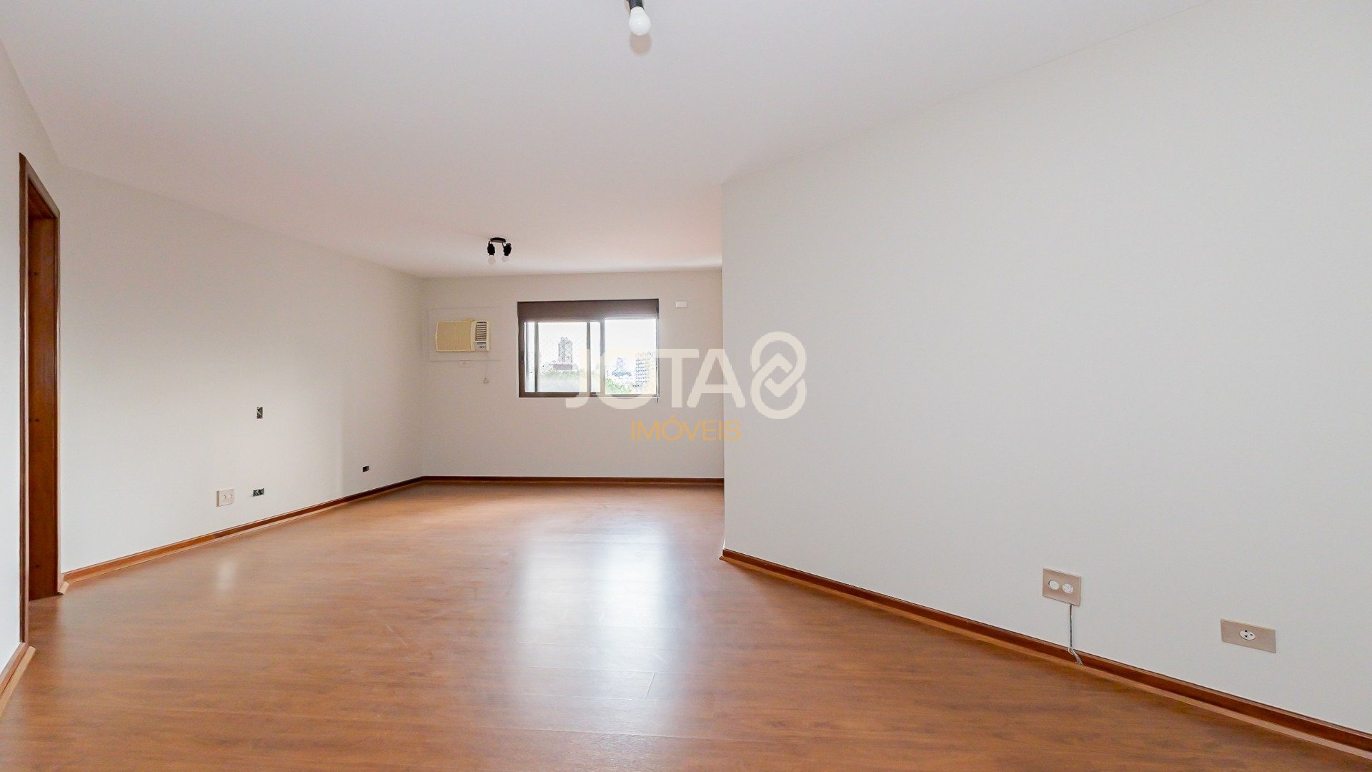 APARTAMENTO COM 4 QUARTOS NO BATEL