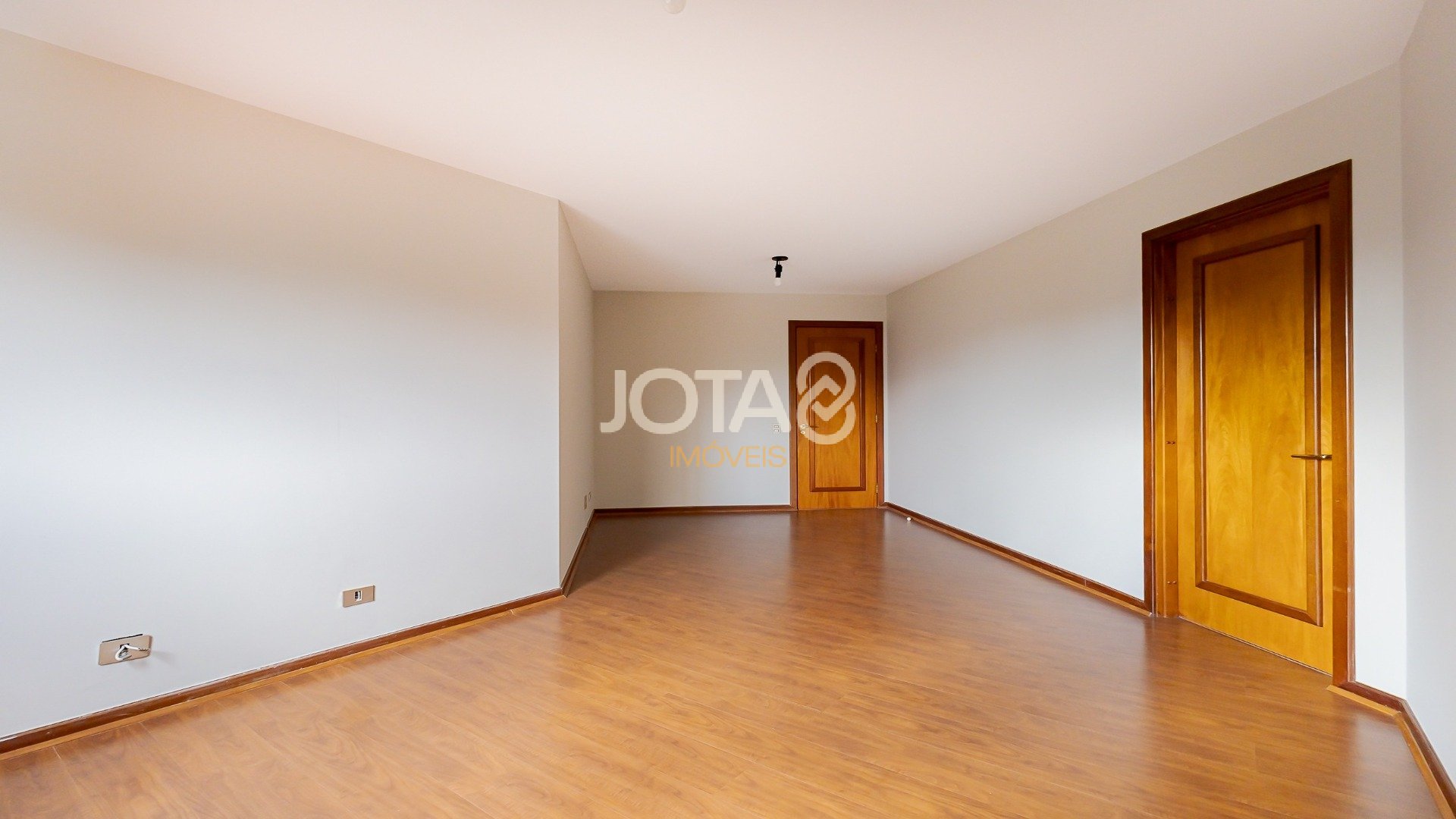 APARTAMENTO COM 4 QUARTOS NO BATEL