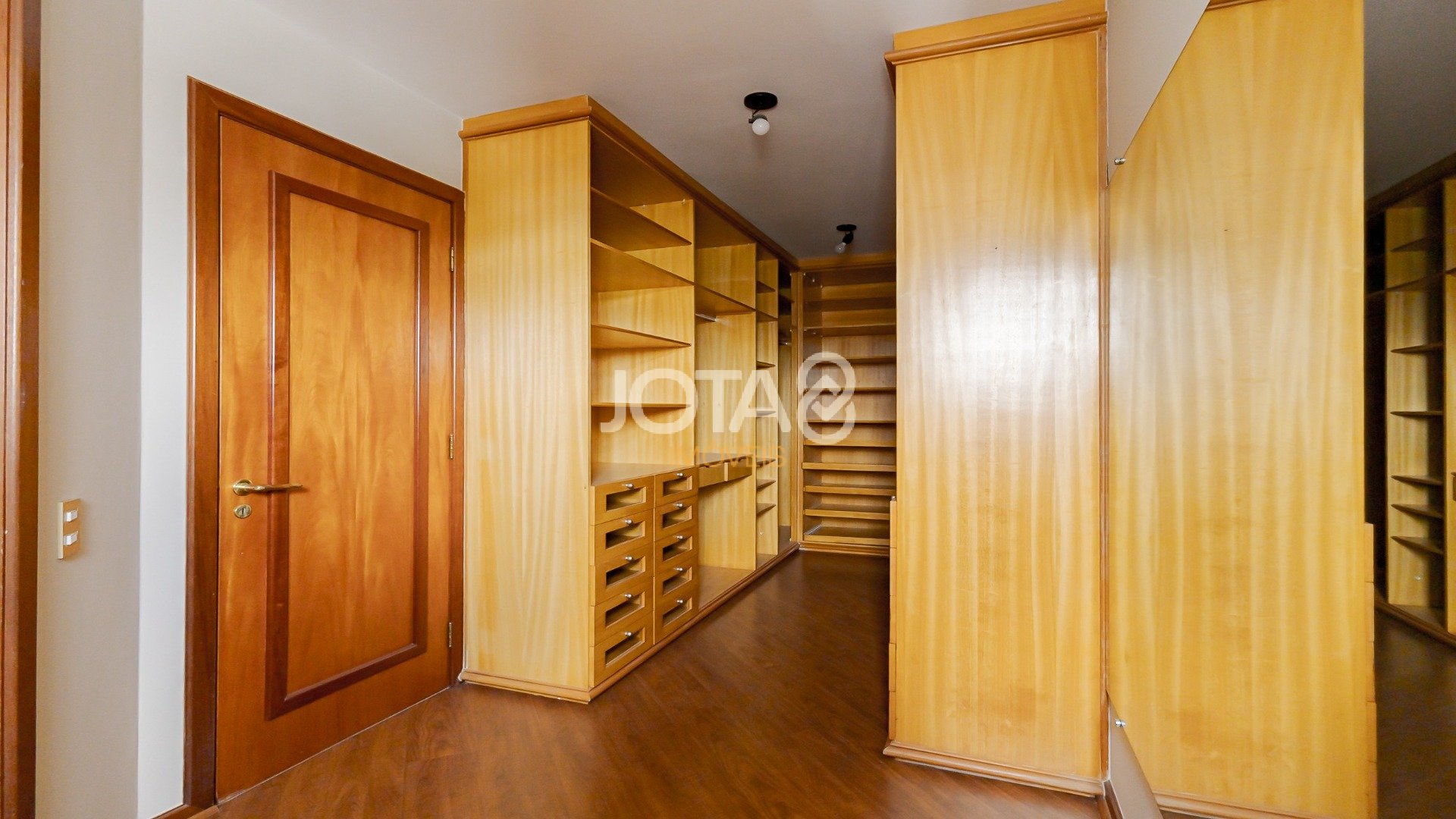 APARTAMENTO COM 4 QUARTOS NO BATEL