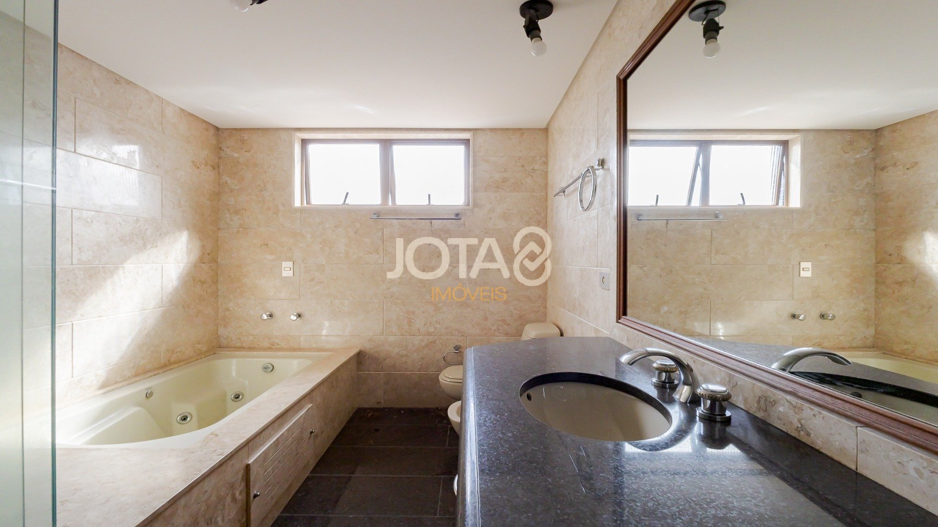 APARTAMENTO COM 4 QUARTOS NO BATEL