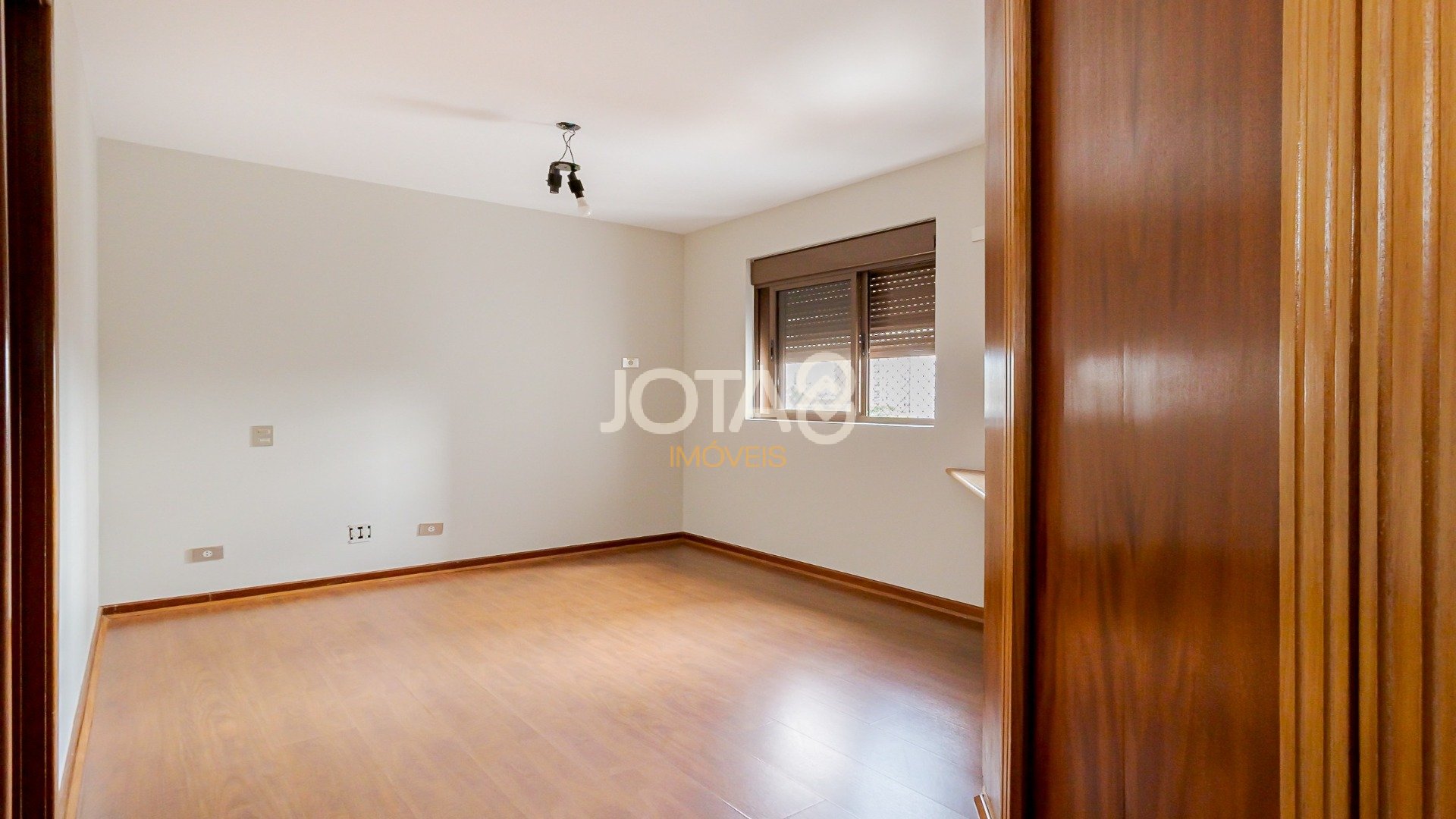 APARTAMENTO COM 4 QUARTOS NO BATEL
