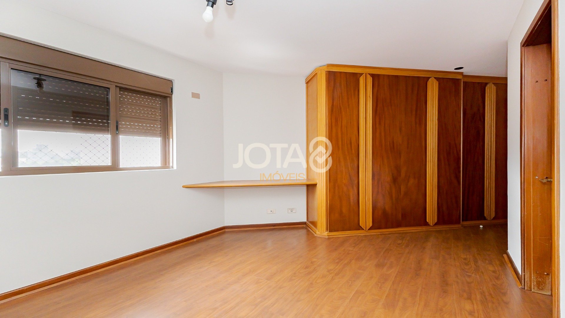 APARTAMENTO COM 4 QUARTOS NO BATEL