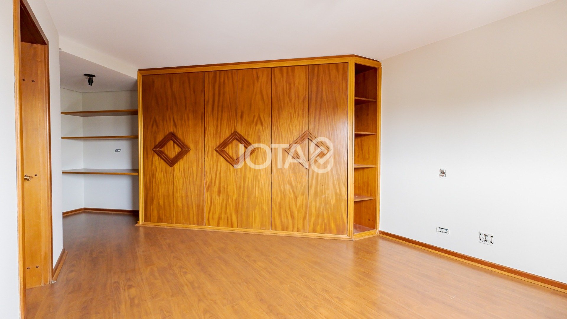 APARTAMENTO COM 4 QUARTOS NO BATEL