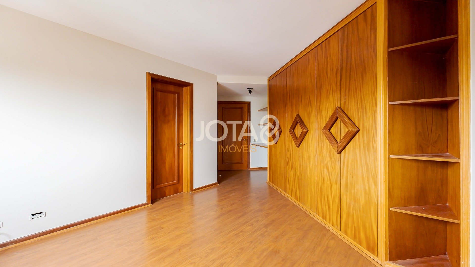 APARTAMENTO COM 4 QUARTOS NO BATEL