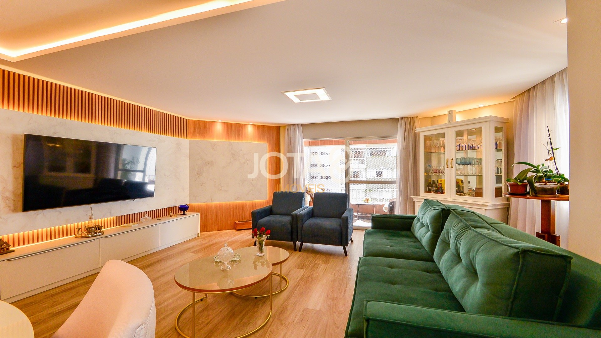 APARTAMENTO REFORMADO COM 3 QUARTOS NO CHAMPAGNAT