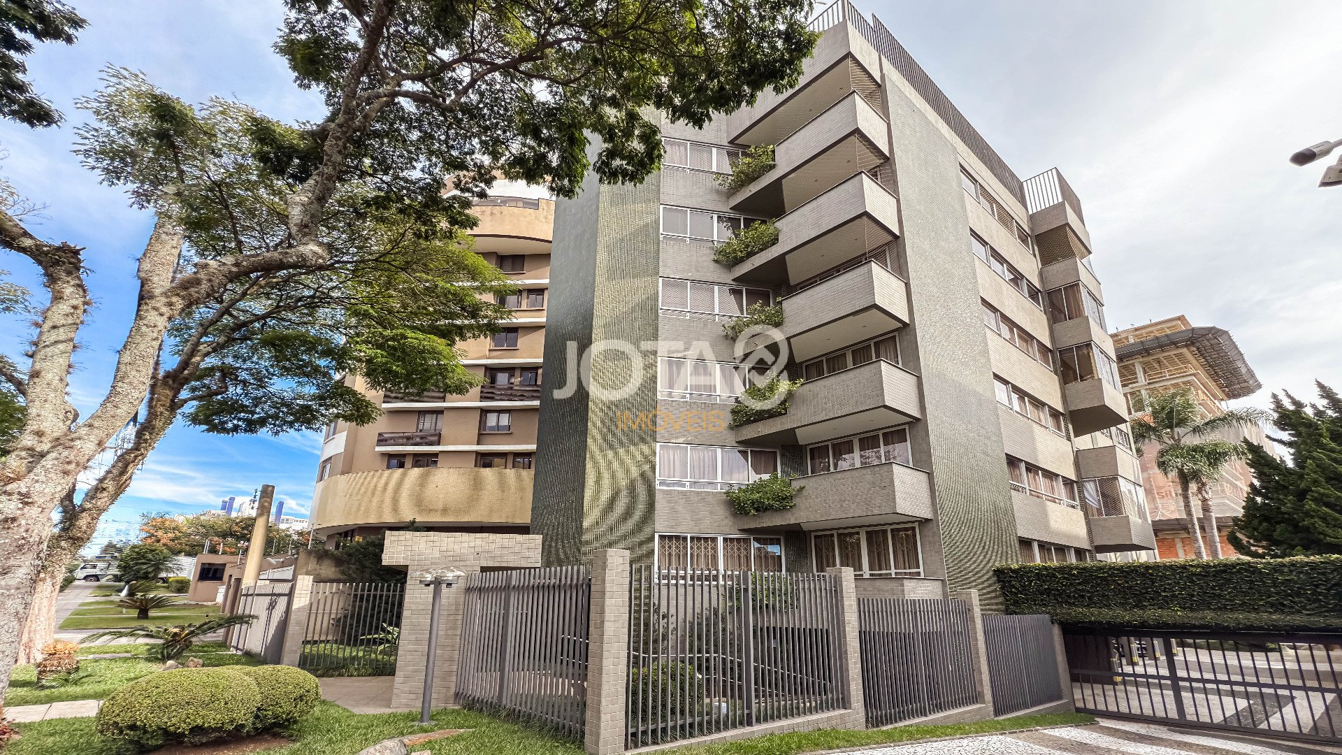 Foto de destaque Apartamento amplo com 4 quartos para retrofit no seminário