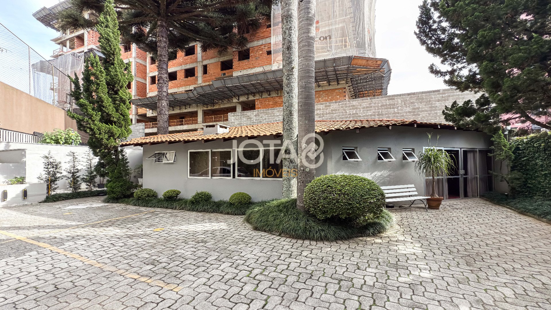 APARTAMENTO AMPLO COM 4 QUARTOS PARA RETROFIT NO SEMINÁRIO
