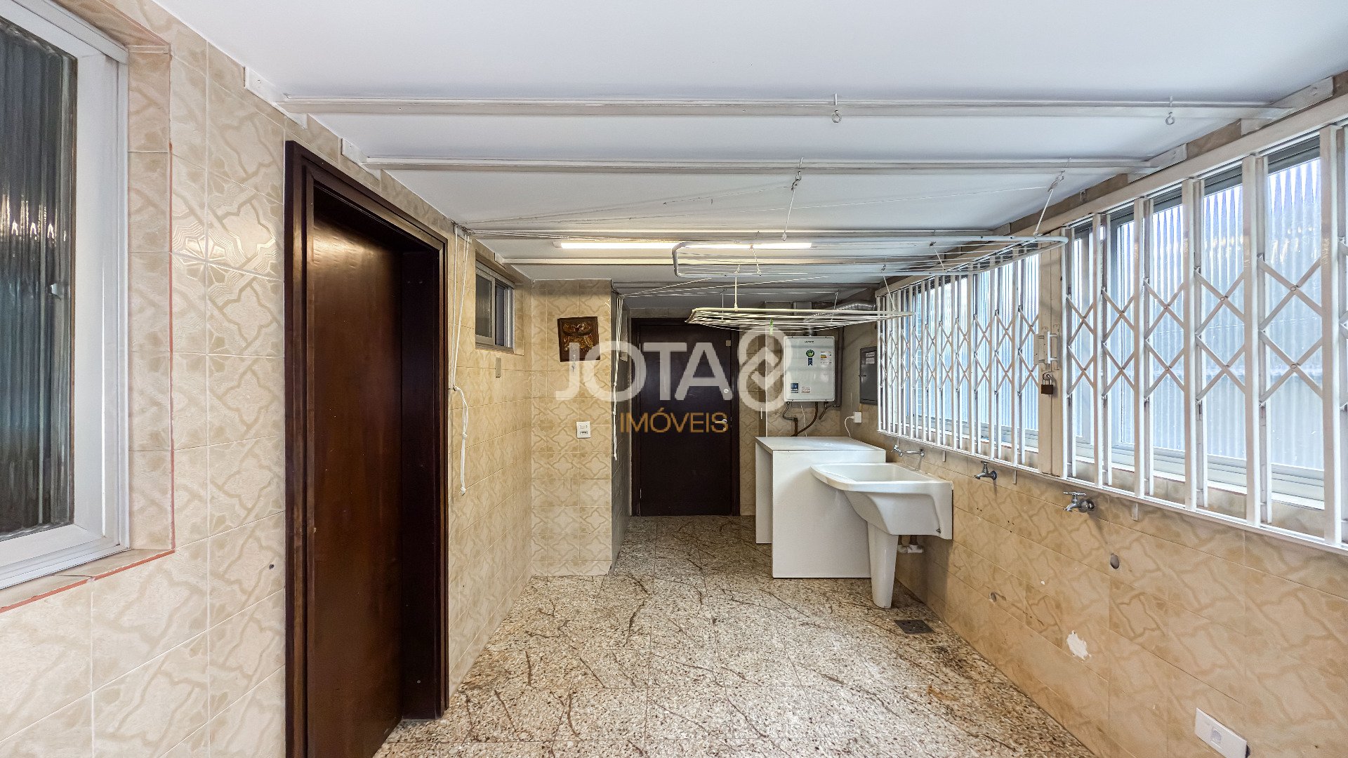 APARTAMENTO AMPLO COM 4 QUARTOS PARA RETROFIT NO SEMINÁRIO