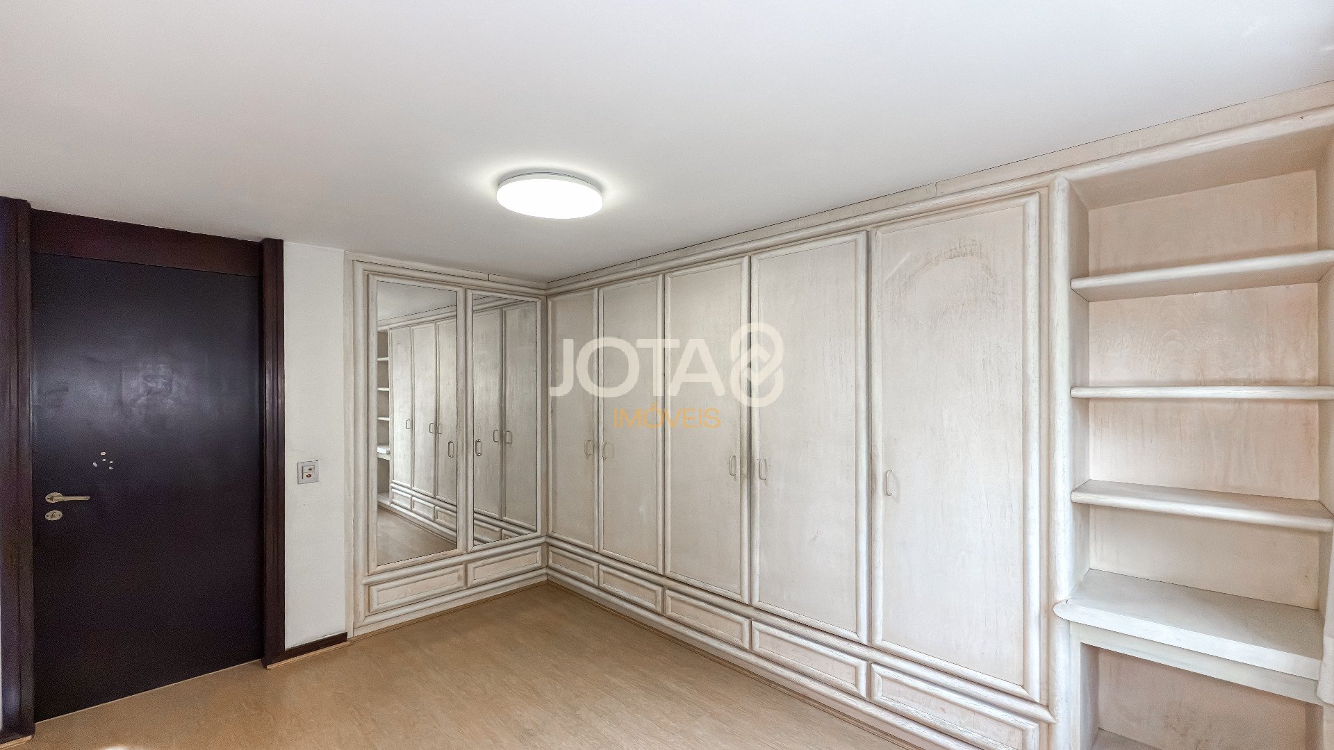 APARTAMENTO AMPLO COM 4 QUARTOS PARA RETROFIT NO SEMINÁRIO