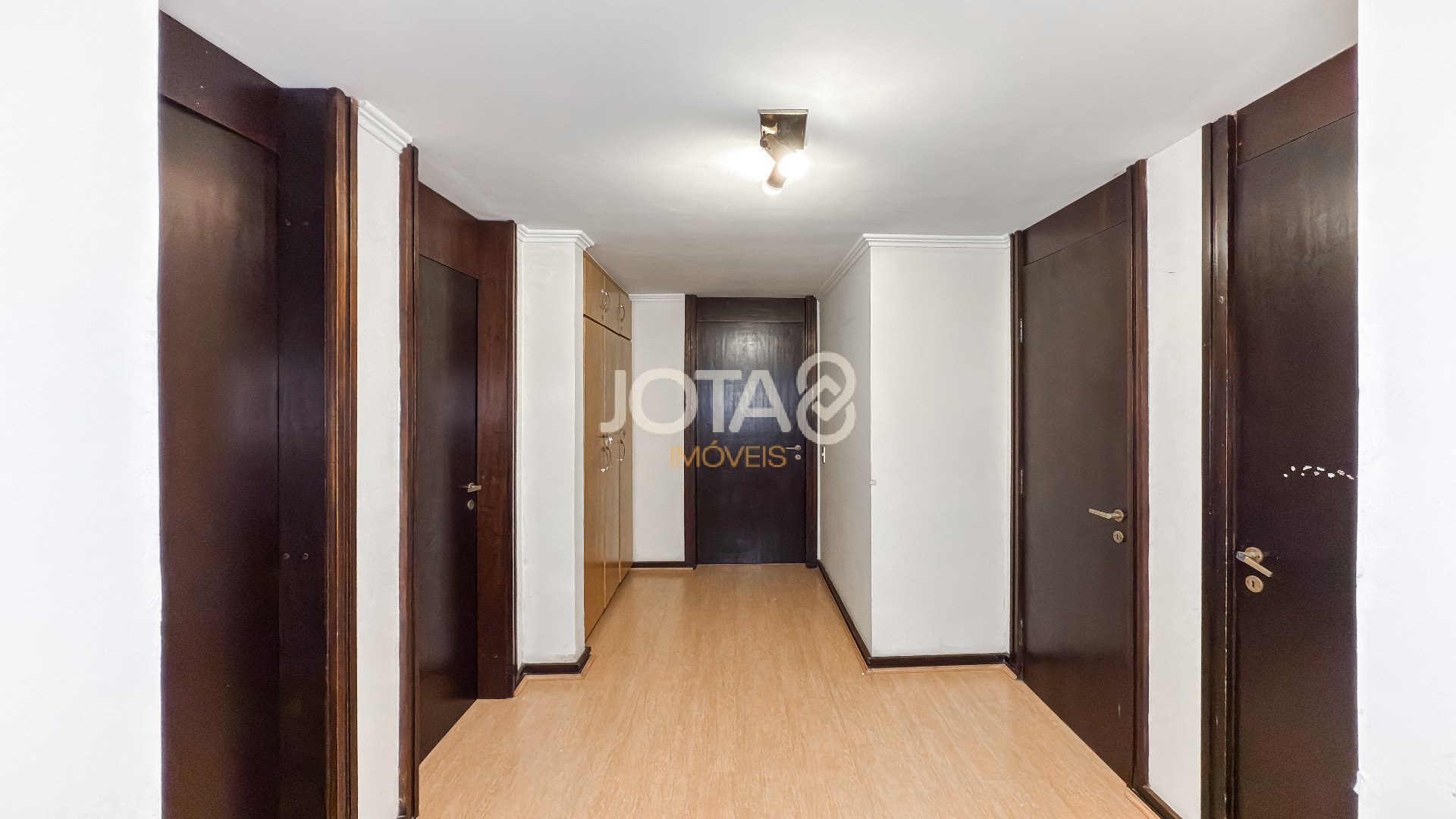 APARTAMENTO AMPLO COM 4 QUARTOS PARA RETROFIT NO SEMINÁRIO