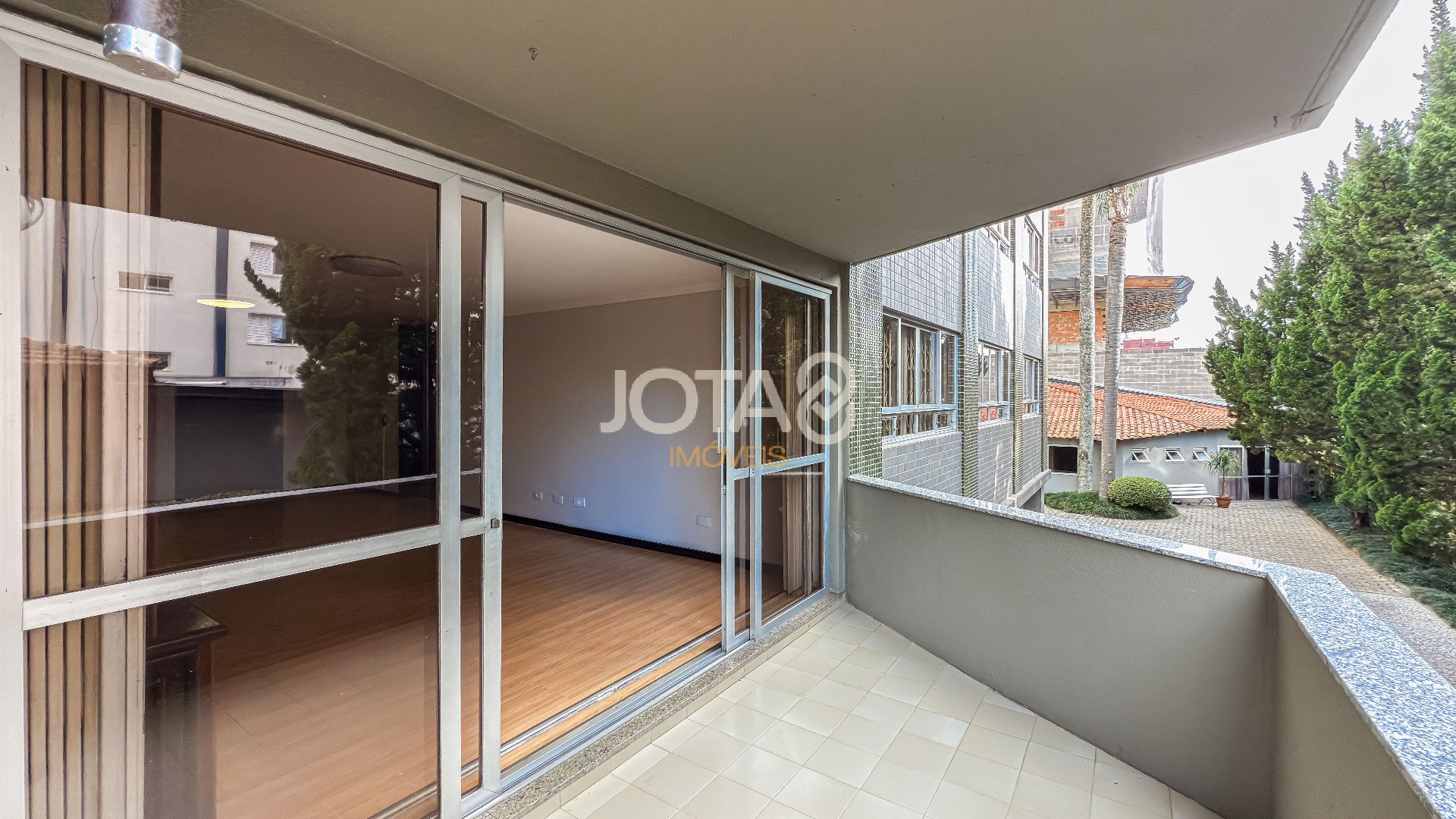 APARTAMENTO AMPLO COM 4 QUARTOS PARA RETROFIT NO SEMINÁRIO