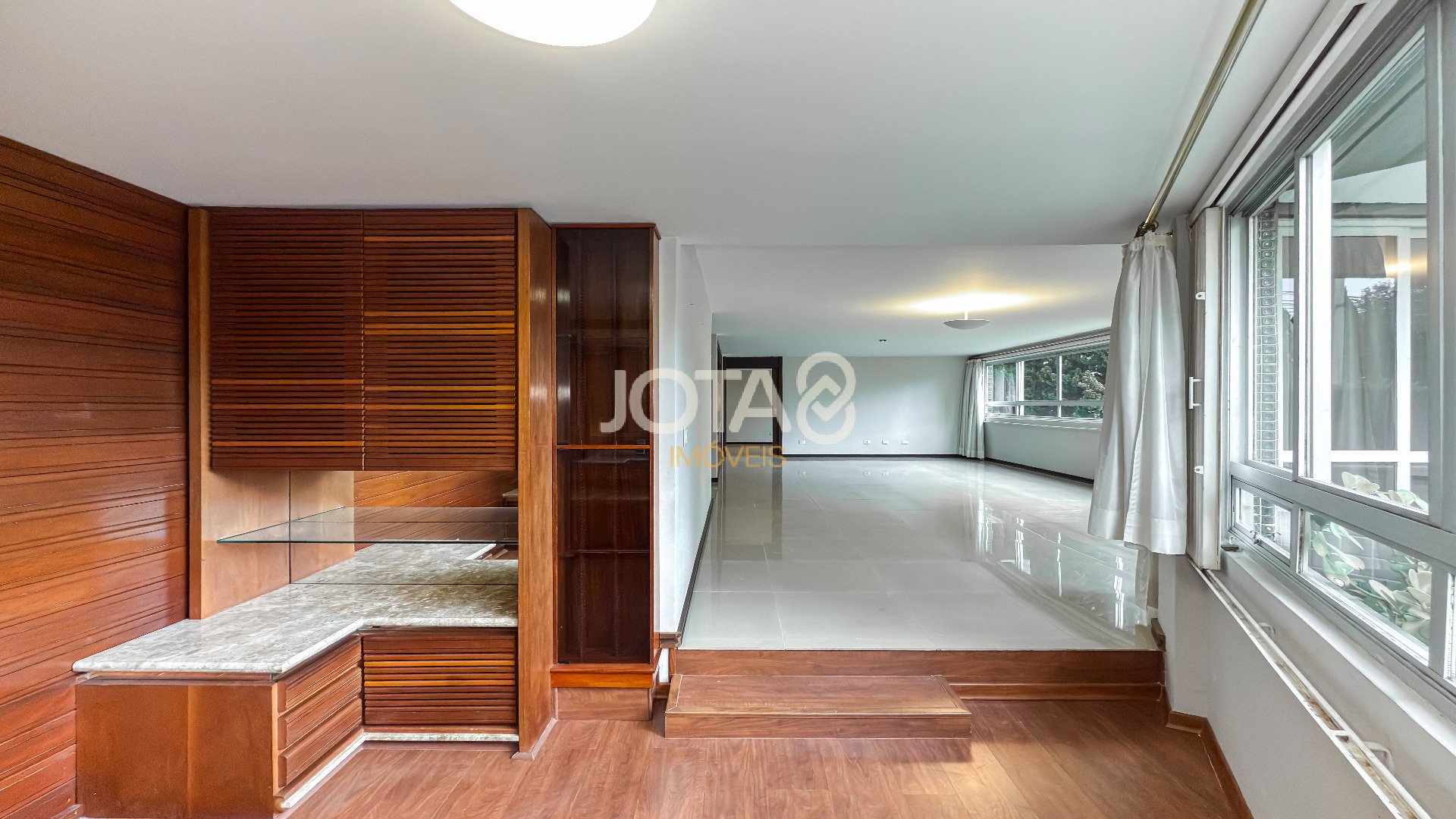 APARTAMENTO AMPLO COM 4 QUARTOS PARA RETROFIT NO SEMINÁRIO