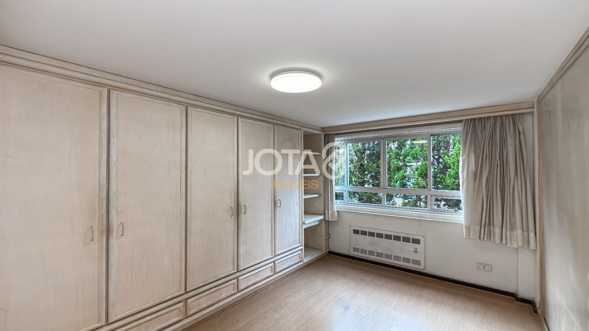 APARTAMENTO AMPLO COM 4 QUARTOS PARA RETROFIT NO SEMINÁRIO