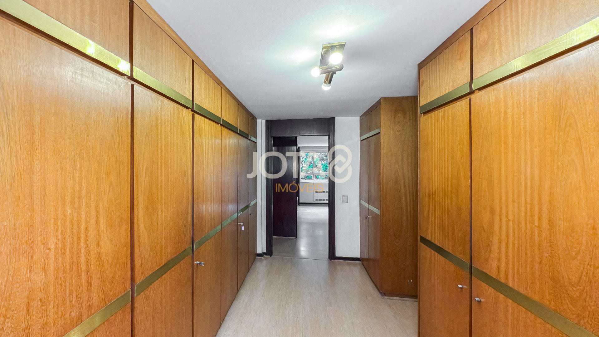 APARTAMENTO AMPLO COM 4 QUARTOS PARA RETROFIT NO SEMINÁRIO