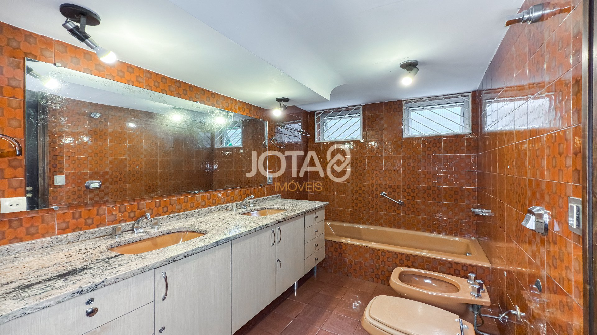 APARTAMENTO AMPLO COM 4 QUARTOS PARA RETROFIT NO SEMINÁRIO