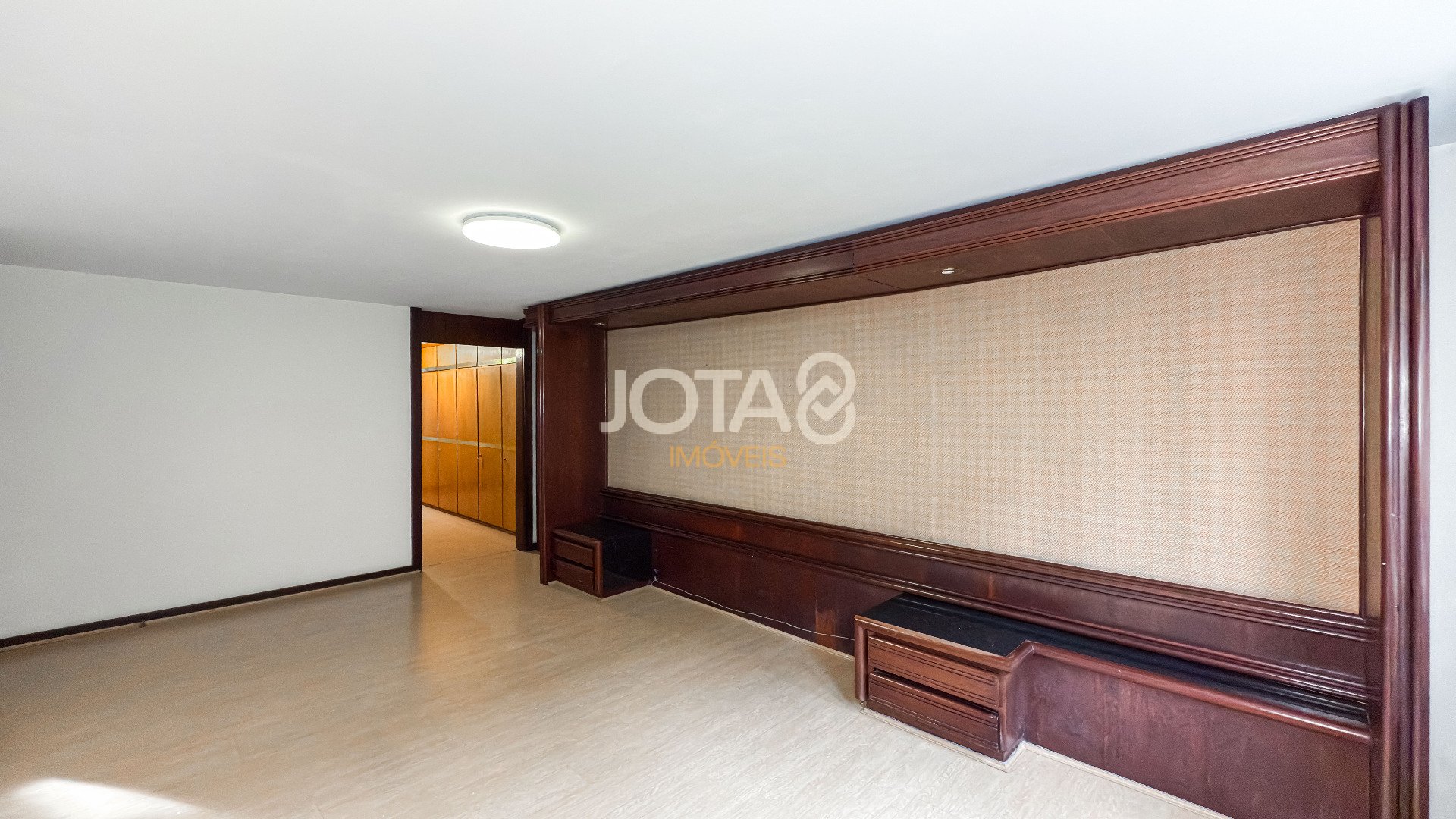 APARTAMENTO AMPLO COM 4 QUARTOS PARA RETROFIT NO SEMINÁRIO