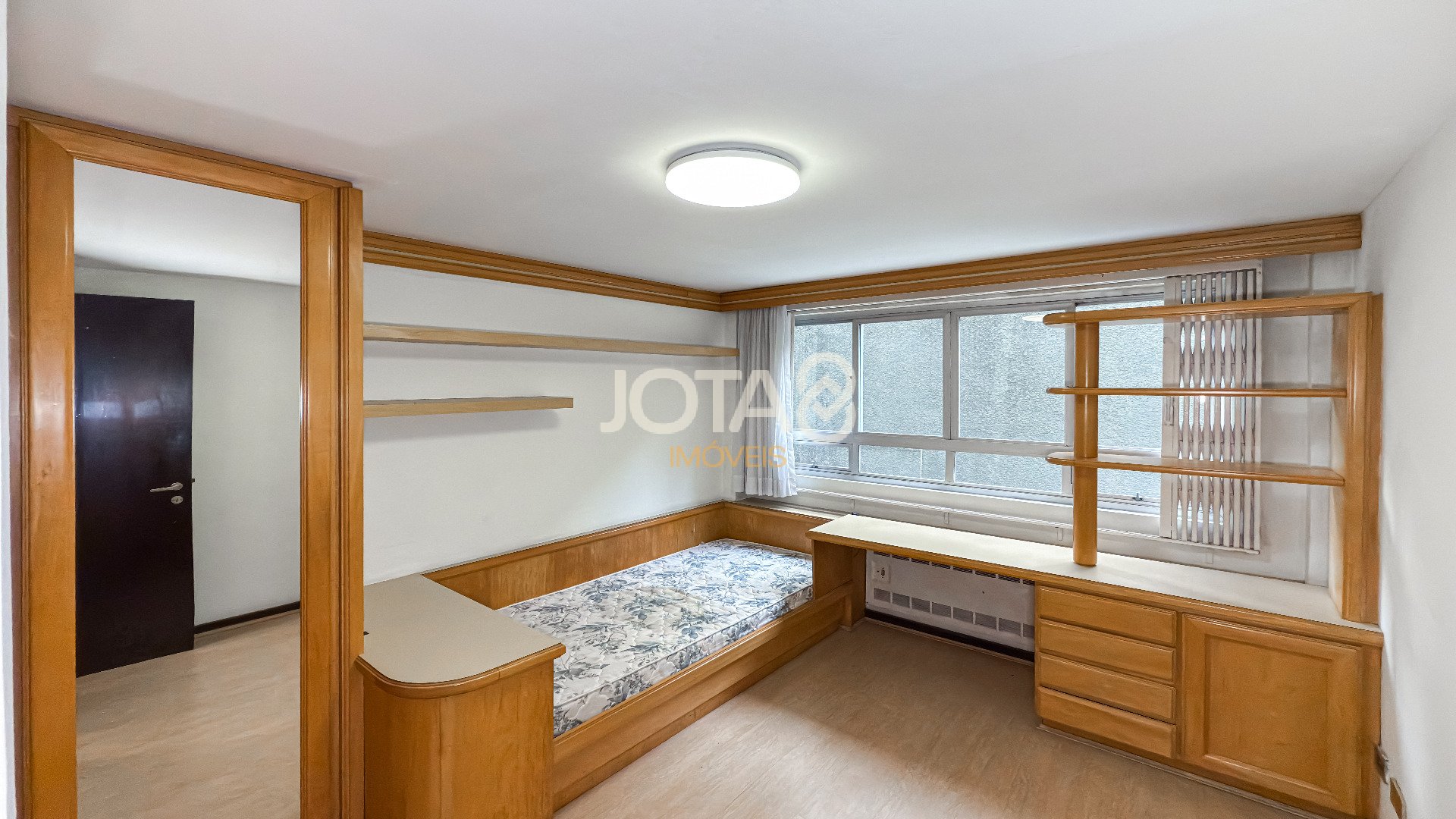 APARTAMENTO AMPLO COM 4 QUARTOS PARA RETROFIT NO SEMINÁRIO