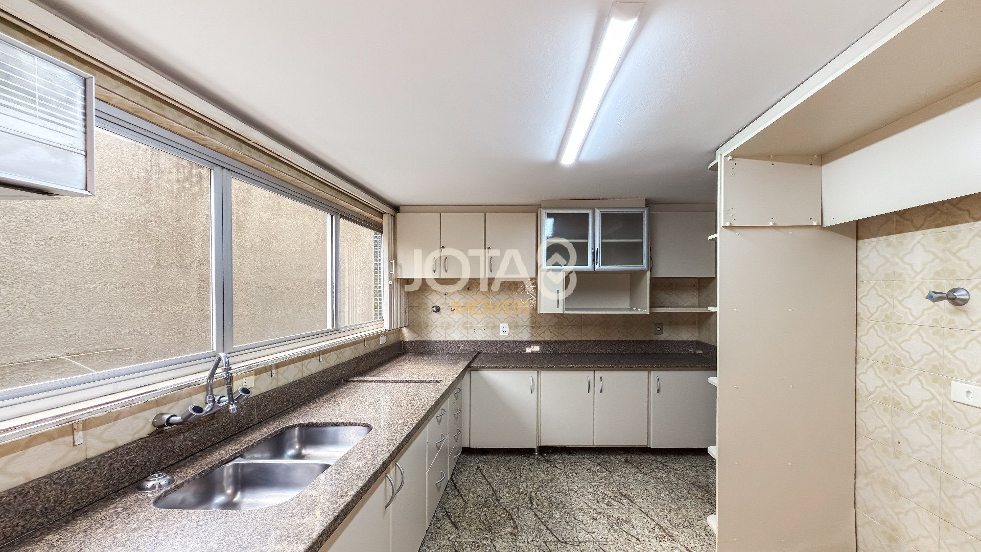APARTAMENTO AMPLO COM 4 QUARTOS PARA RETROFIT NO SEMINÁRIO