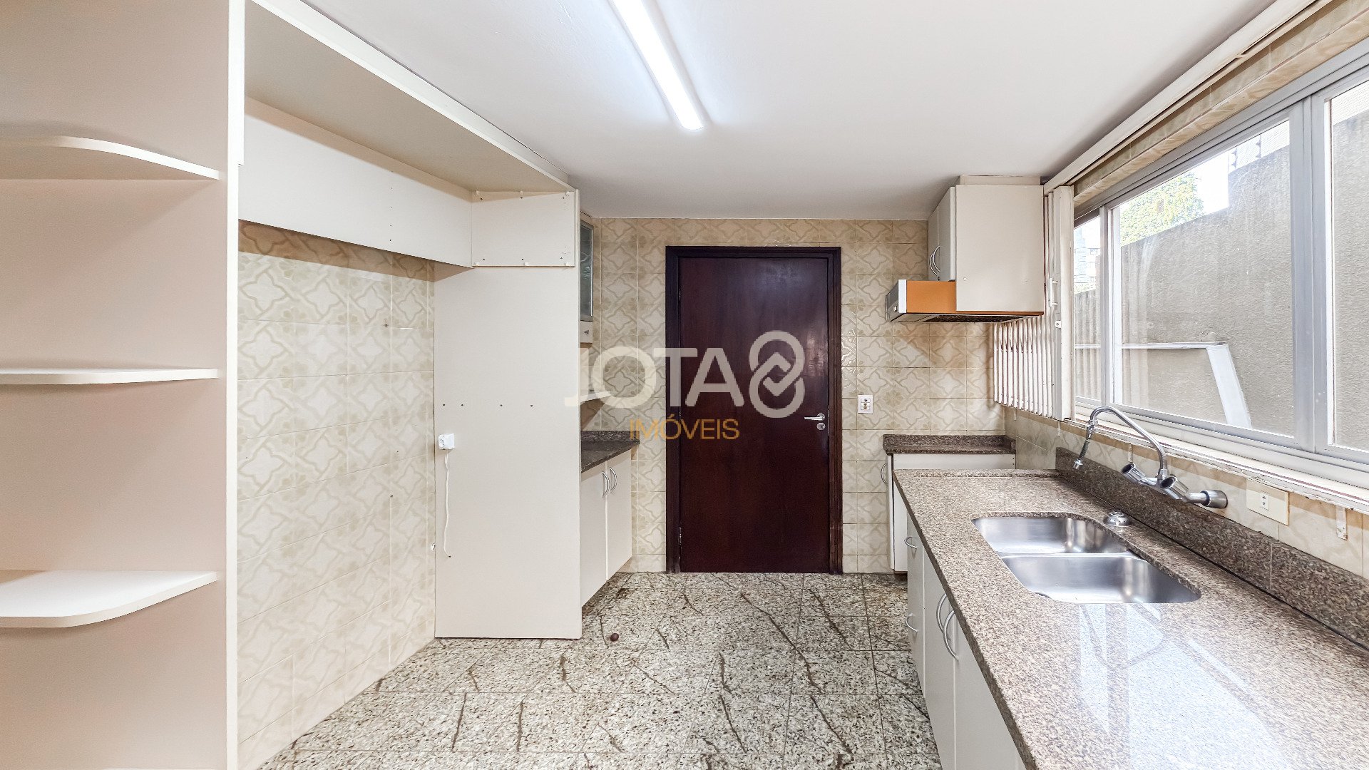 APARTAMENTO AMPLO COM 4 QUARTOS PARA RETROFIT NO SEMINÁRIO