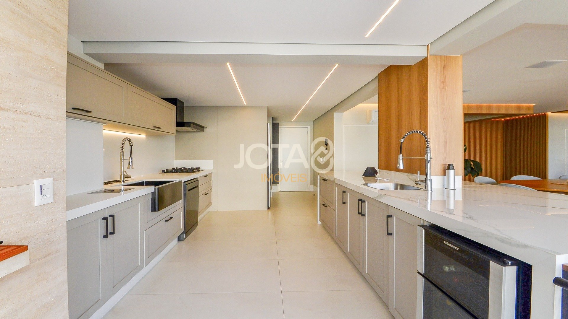 APARTAMENTO DECORADO COM 3 SUÍTES E 3 VAGAS NO ECOVILLE!