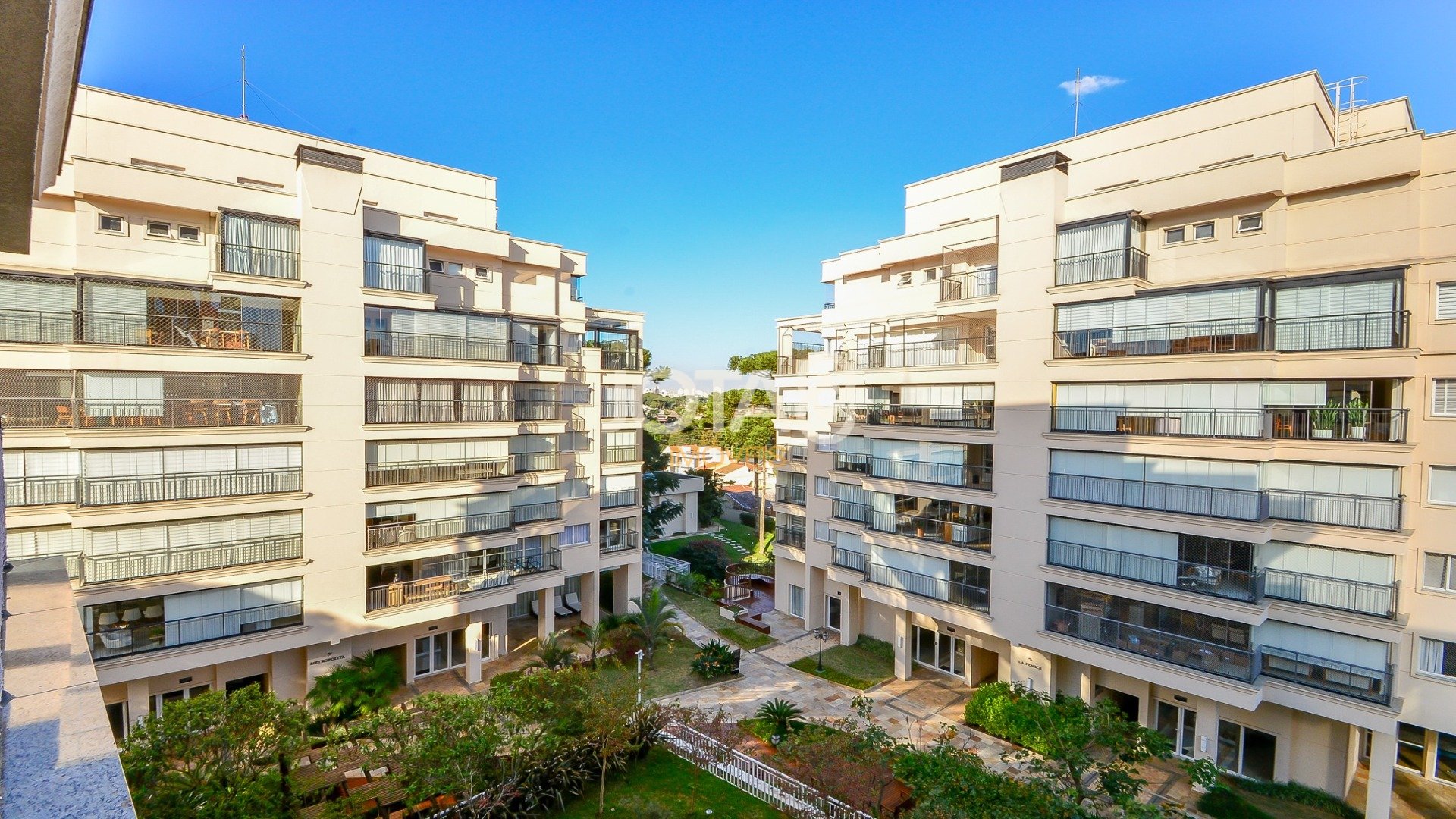 APARTAMENTO DECORADO COM 3 SUÍTES E 3 VAGAS NO ECOVILLE!