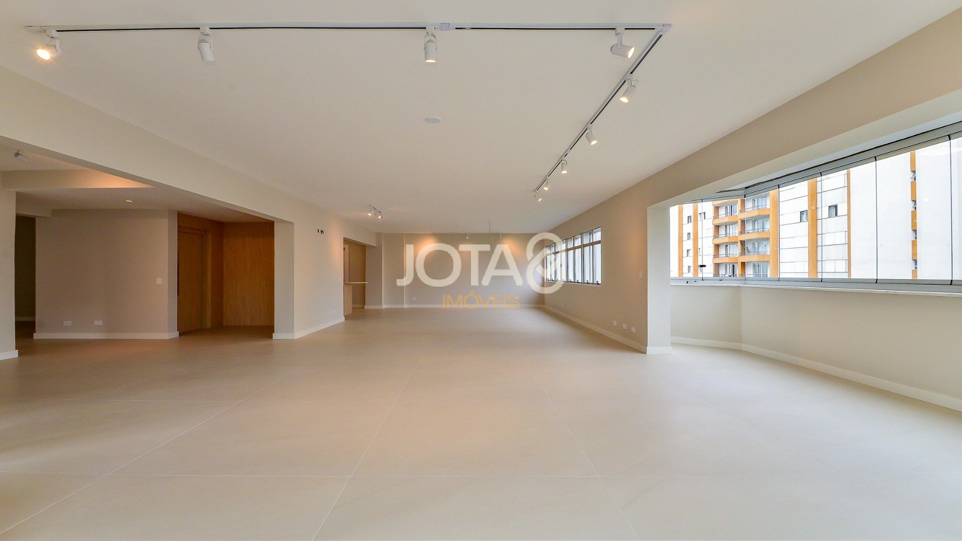 APARTAMENTO REFORMADO DE 4 QUARTOS NO BATEL
