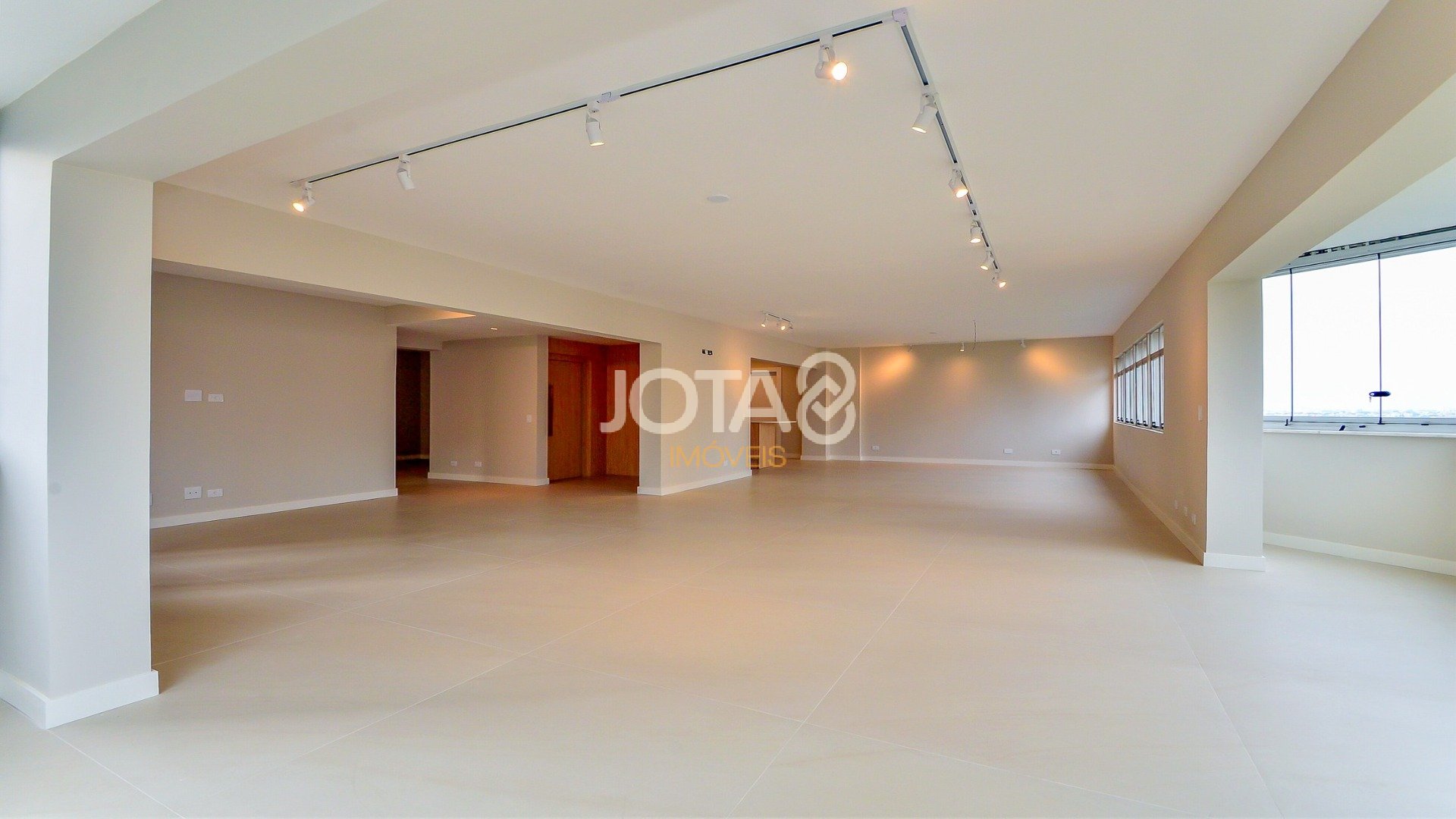 APARTAMENTO REFORMADO DE 4 QUARTOS NO BATEL