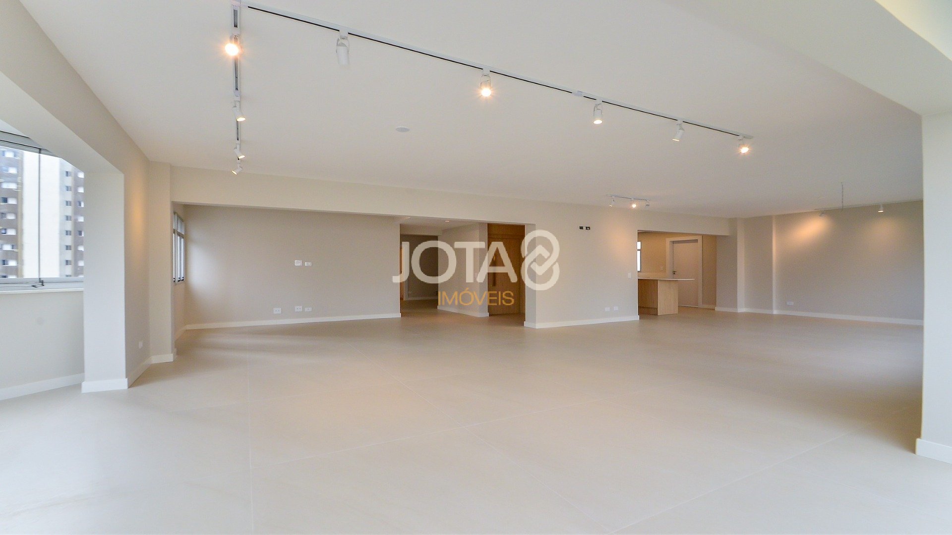 APARTAMENTO REFORMADO DE 4 QUARTOS NO BATEL