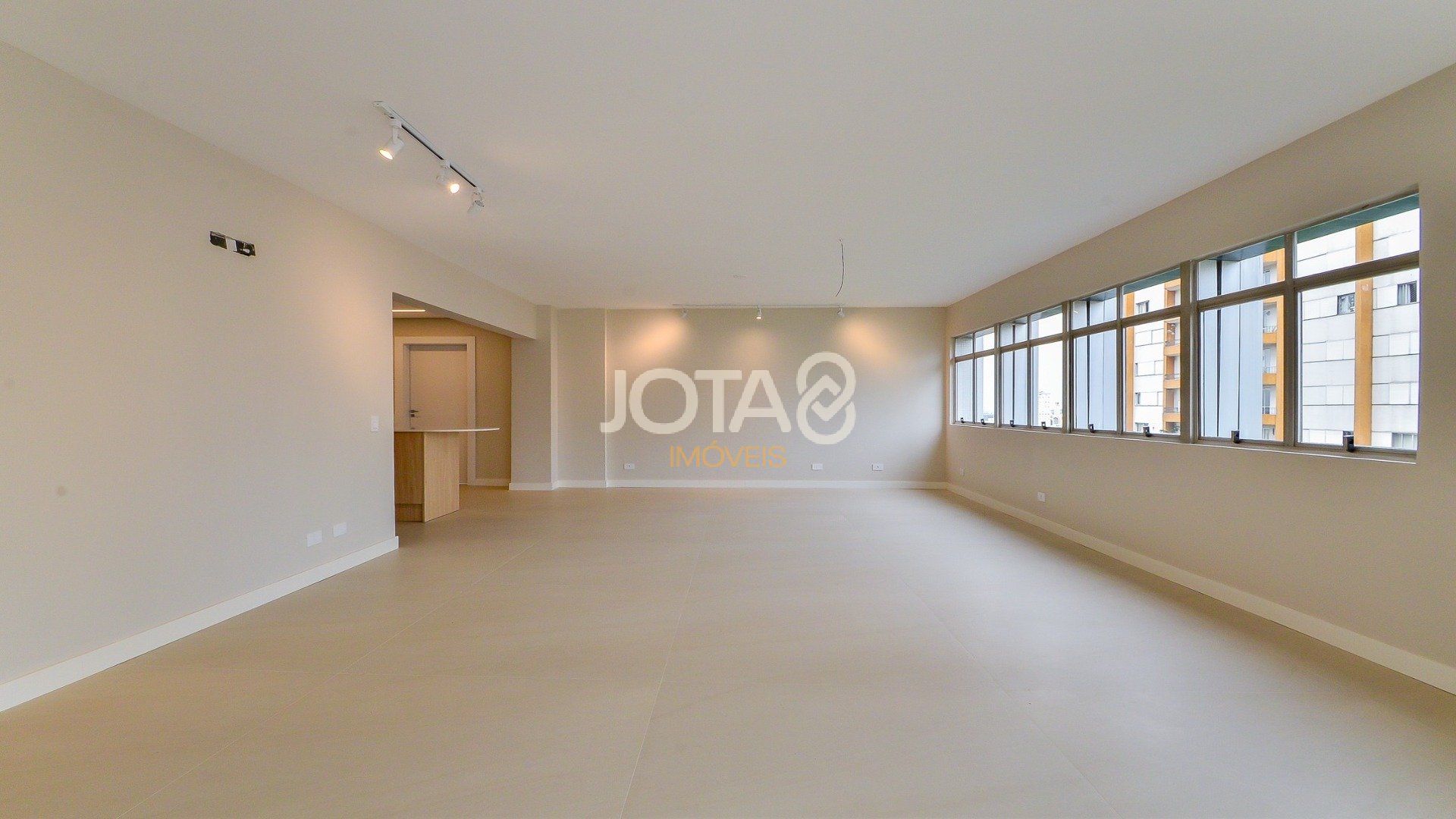 APARTAMENTO REFORMADO DE 4 QUARTOS NO BATEL