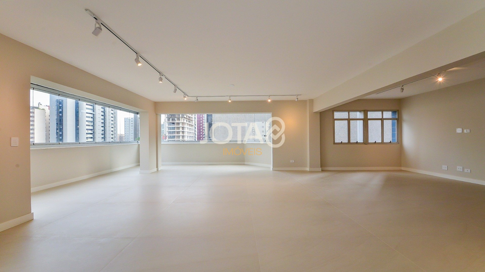 APARTAMENTO REFORMADO DE 4 QUARTOS NO BATEL