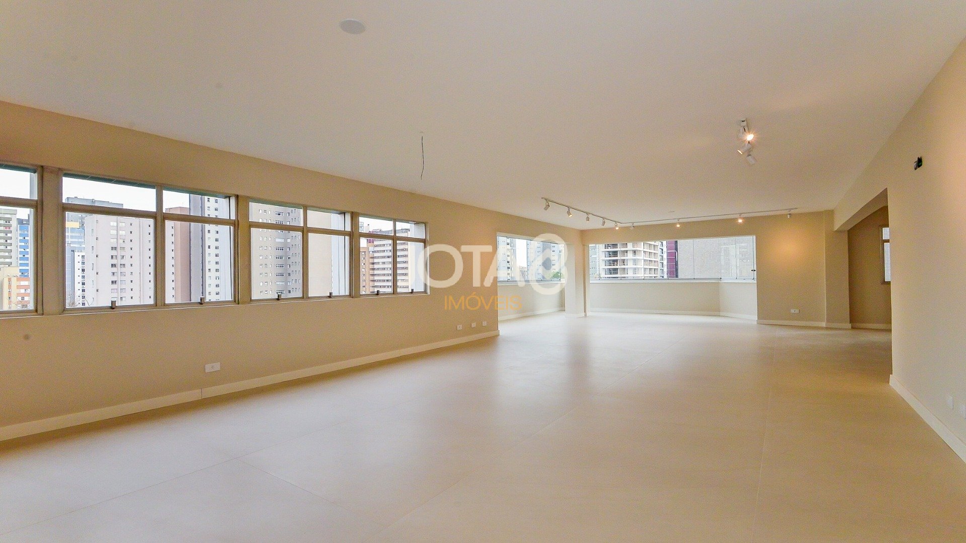 Foto de destaque Apartamento reformado de 4 quartos no batel