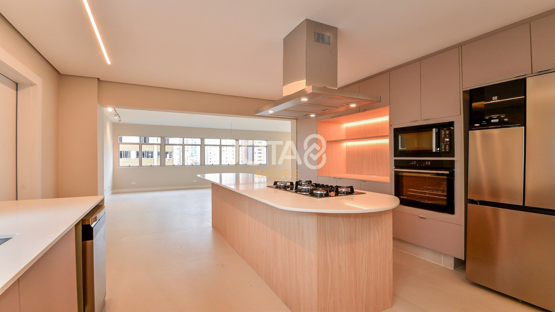 APARTAMENTO REFORMADO DE 4 QUARTOS NO BATEL