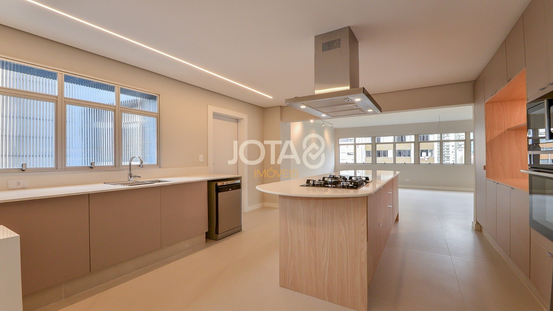 APARTAMENTO REFORMADO DE 4 QUARTOS NO BATEL