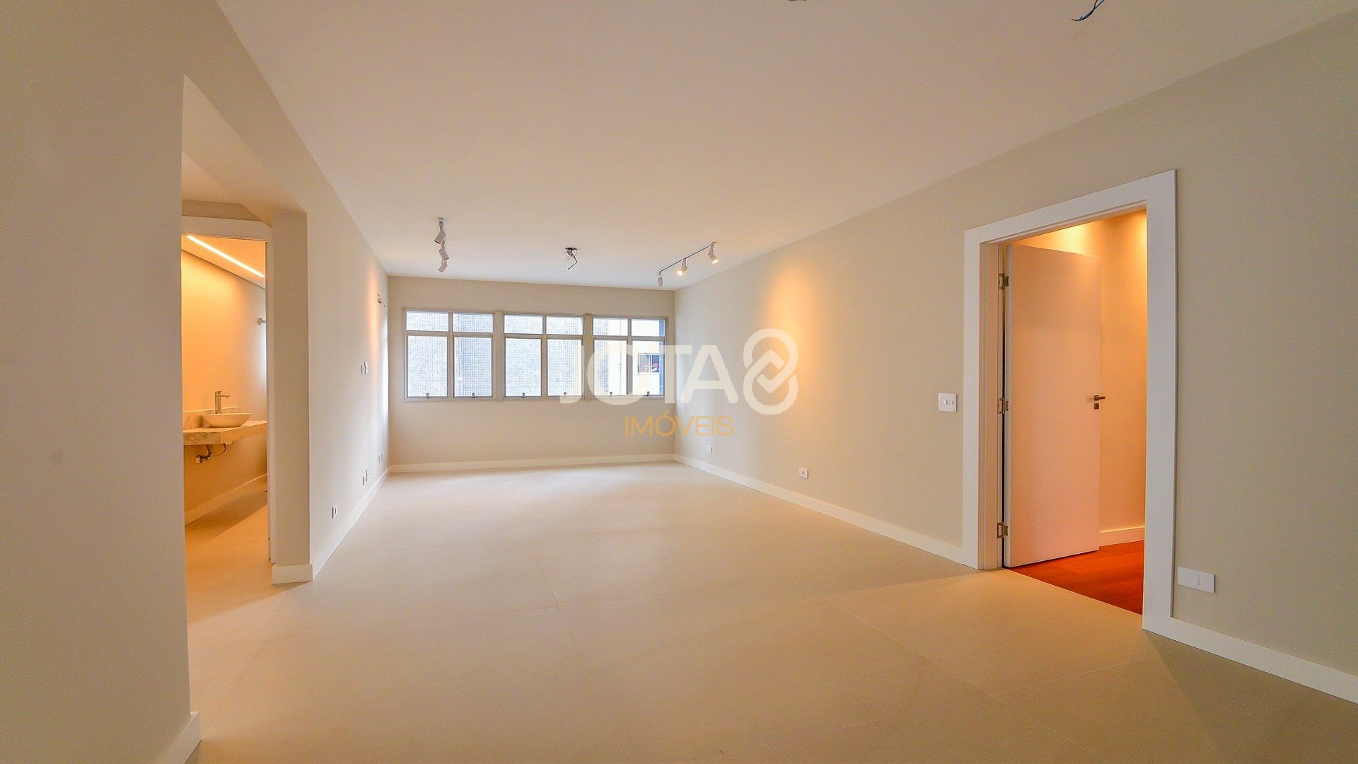 APARTAMENTO REFORMADO DE 4 QUARTOS NO BATEL