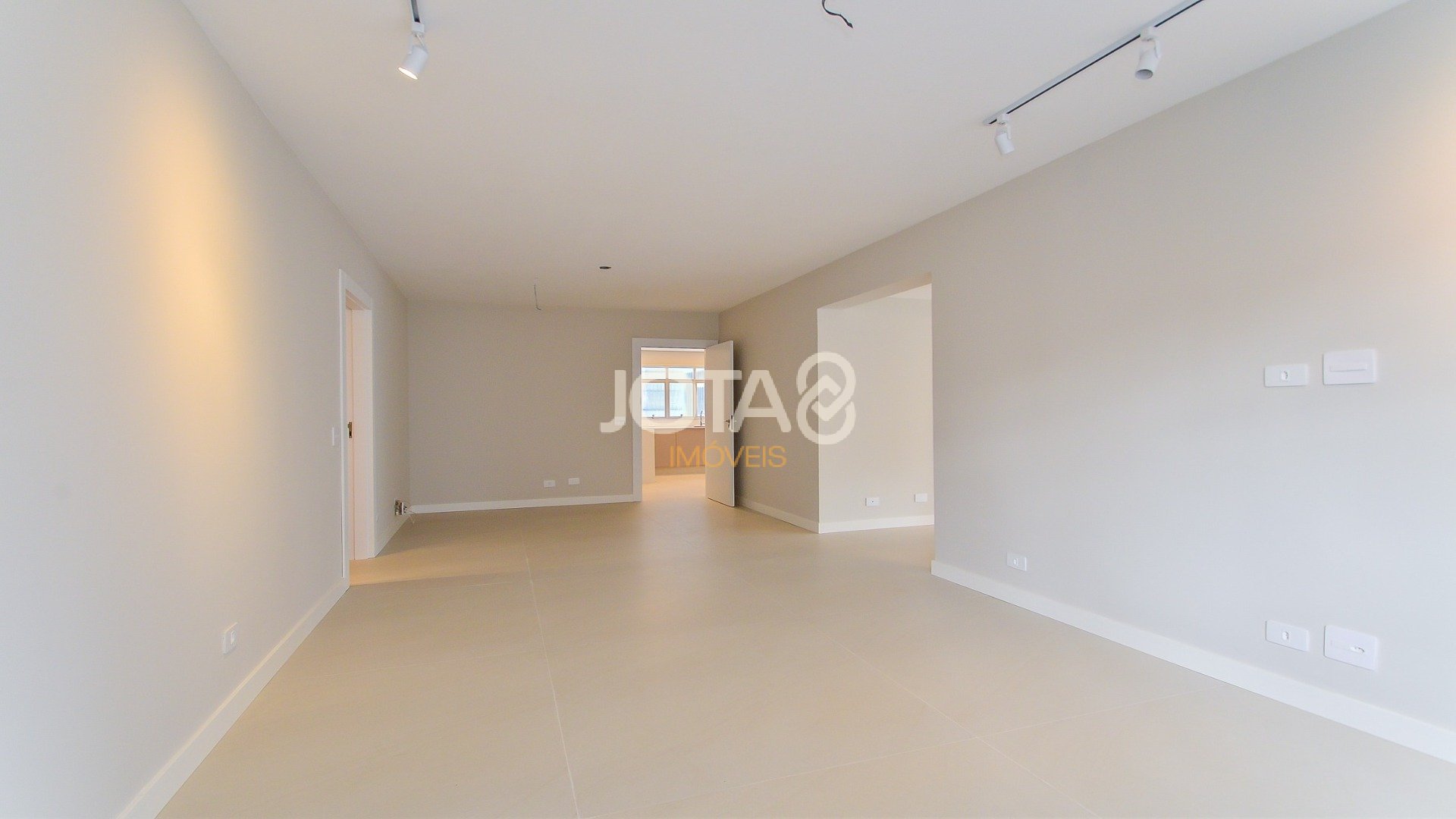 APARTAMENTO REFORMADO DE 4 QUARTOS NO BATEL