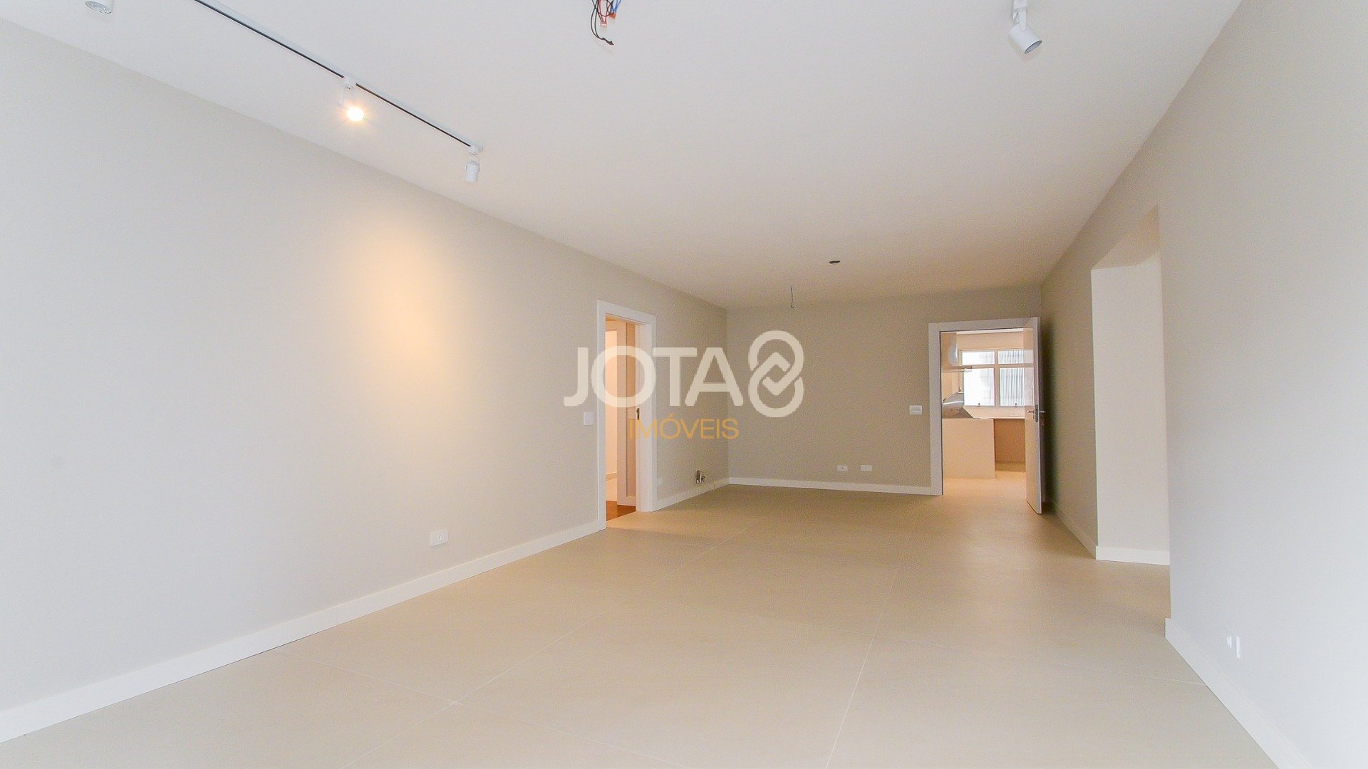 APARTAMENTO REFORMADO DE 4 QUARTOS NO BATEL